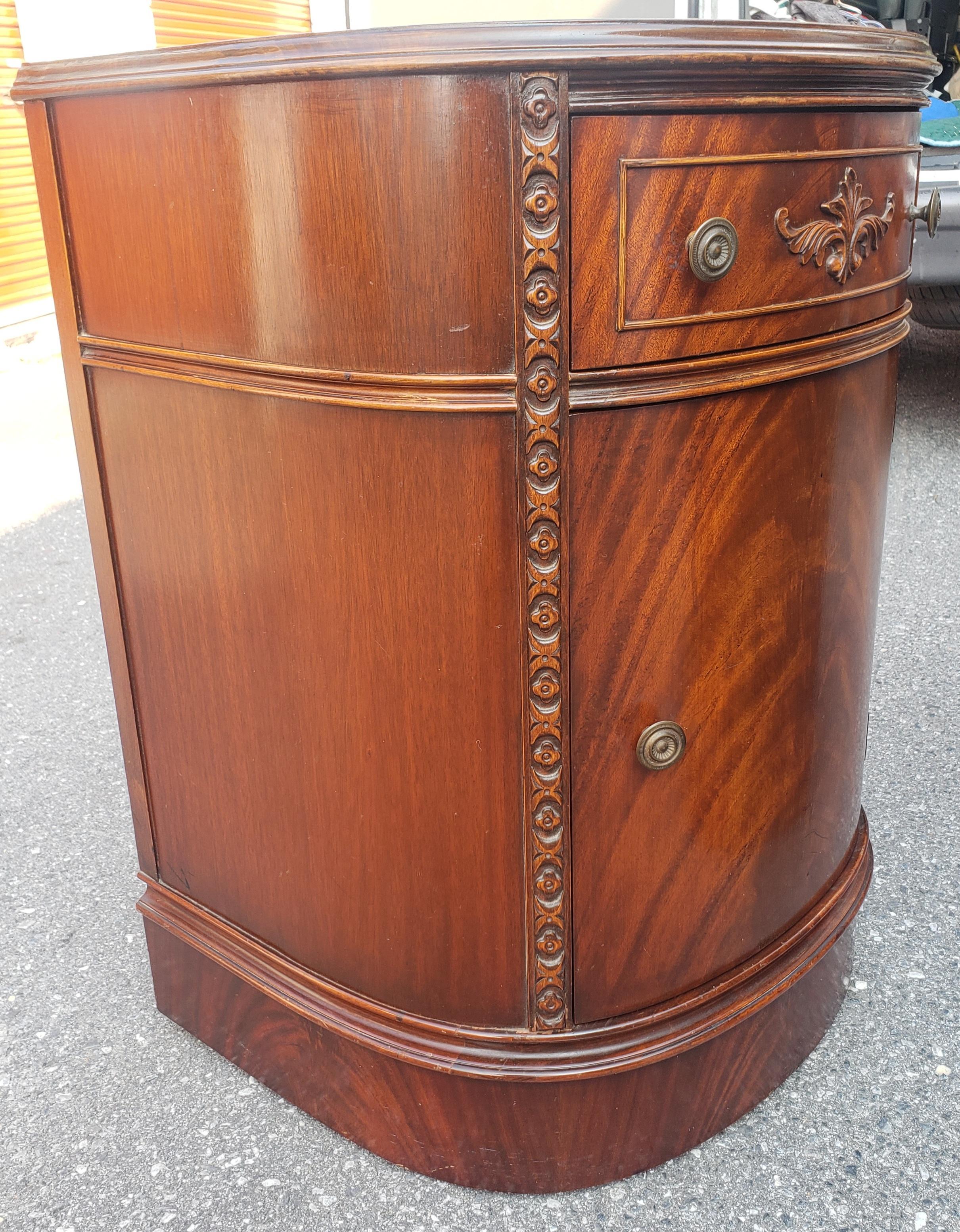 Pair Early 20th C. American Empire BowFront Flame Mahogany Bedside Cabinet Table In Good Condition For Sale In Germantown, MD