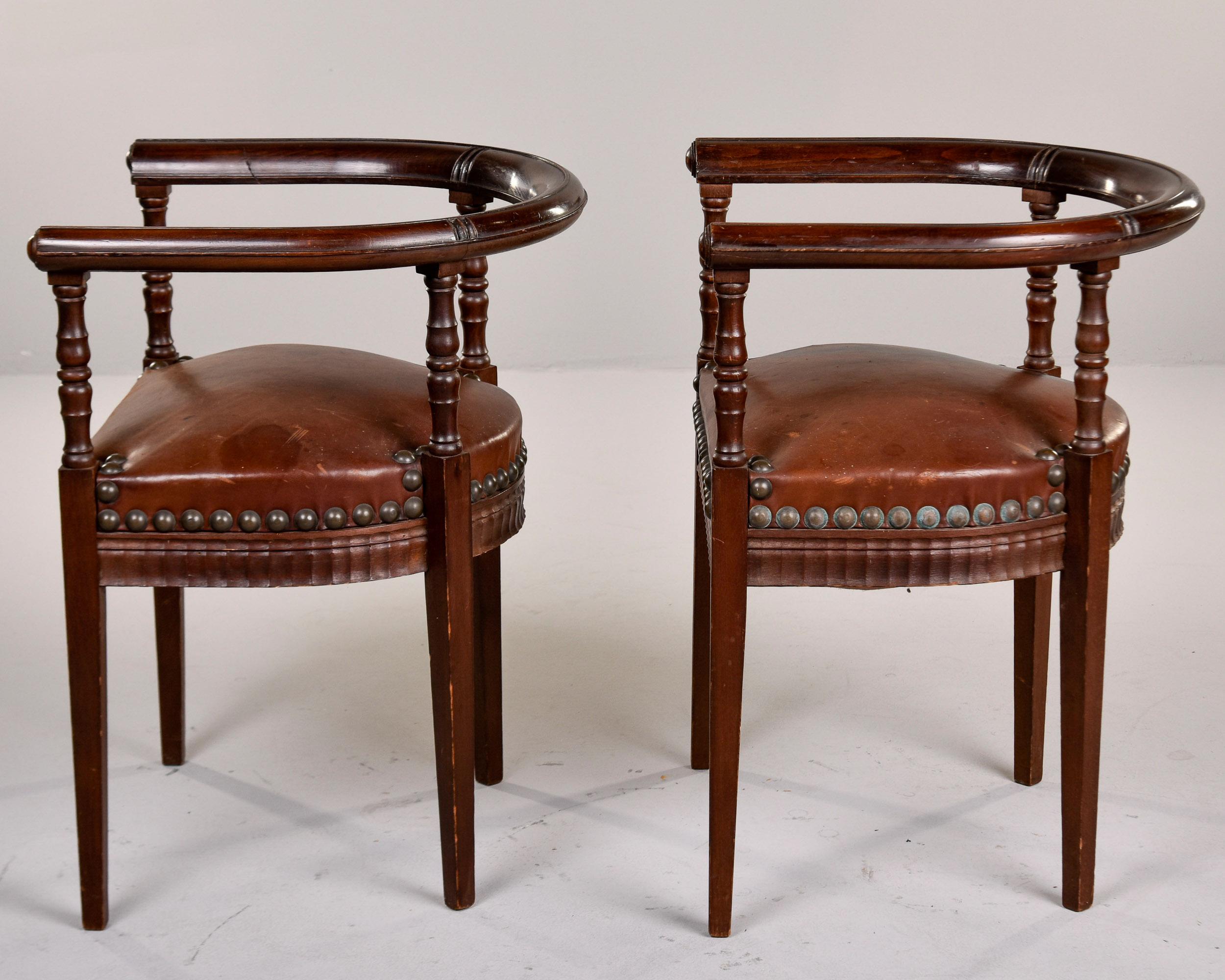 Paire de fauteuils de capitaine en acajou du début du C.I.C. avec cuir Brown Bon état - En vente à Troy, MI
