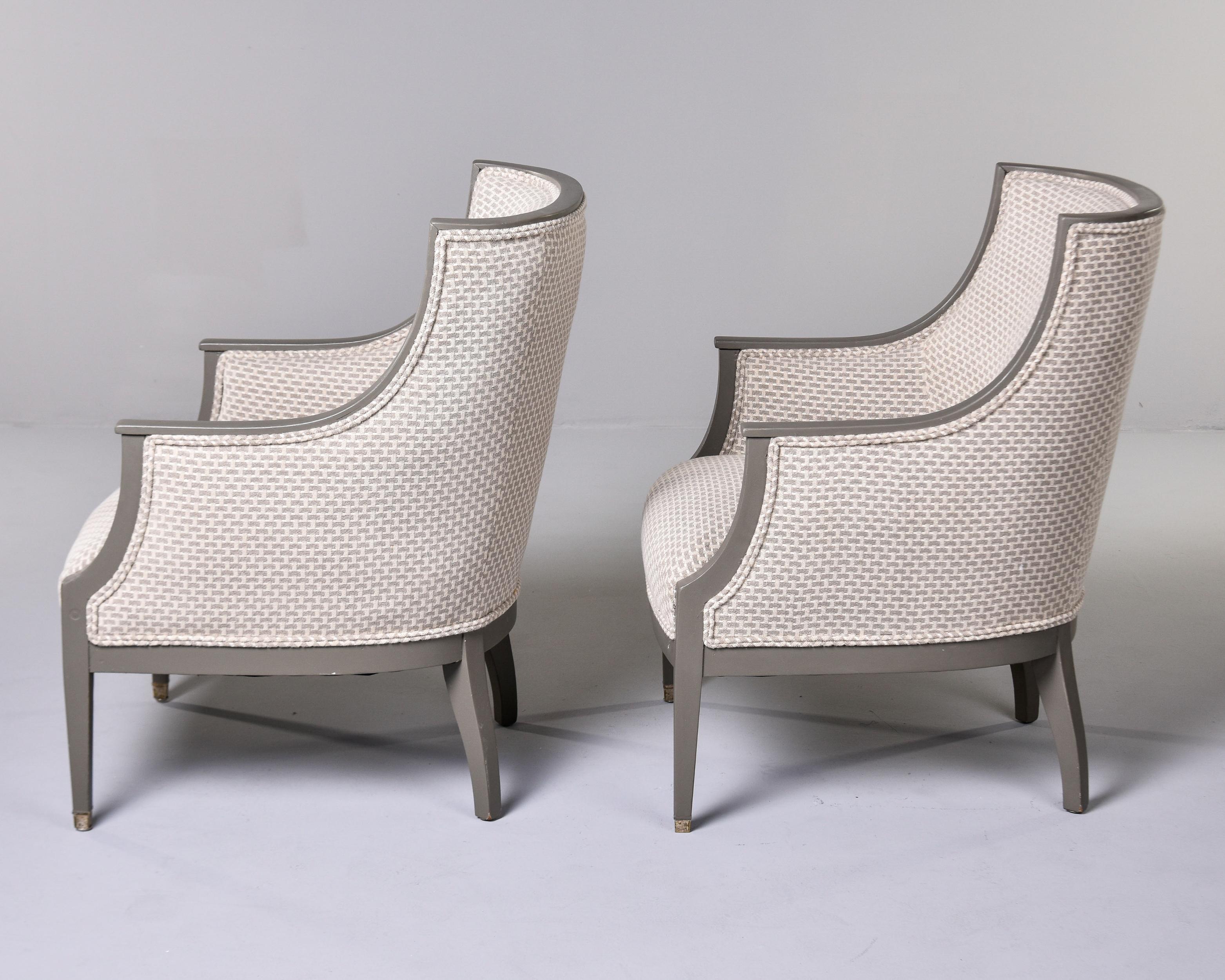 Schwedische Stühle des frühen 20. Jahrhunderts mit bemalten Rahmen und neuer Polsterung, Paar (Gemalt) im Angebot