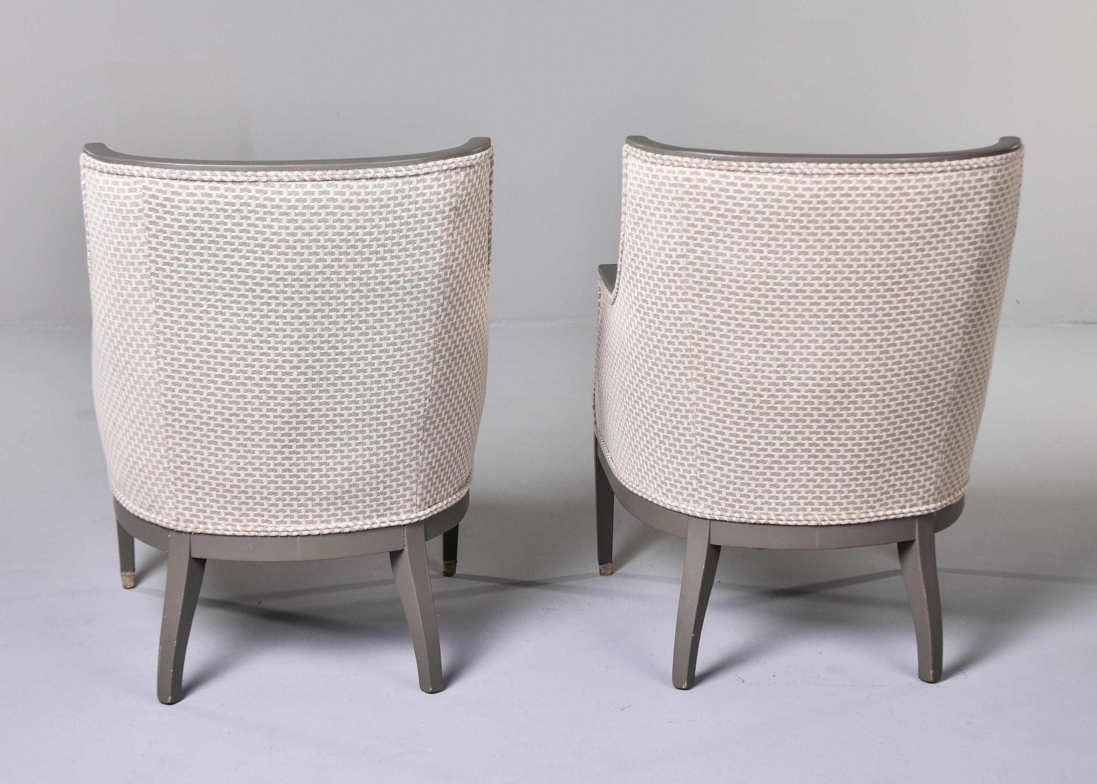 Schwedische Stühle des frühen 20. Jahrhunderts mit bemalten Rahmen und neuer Polsterung, Paar im Angebot 1
