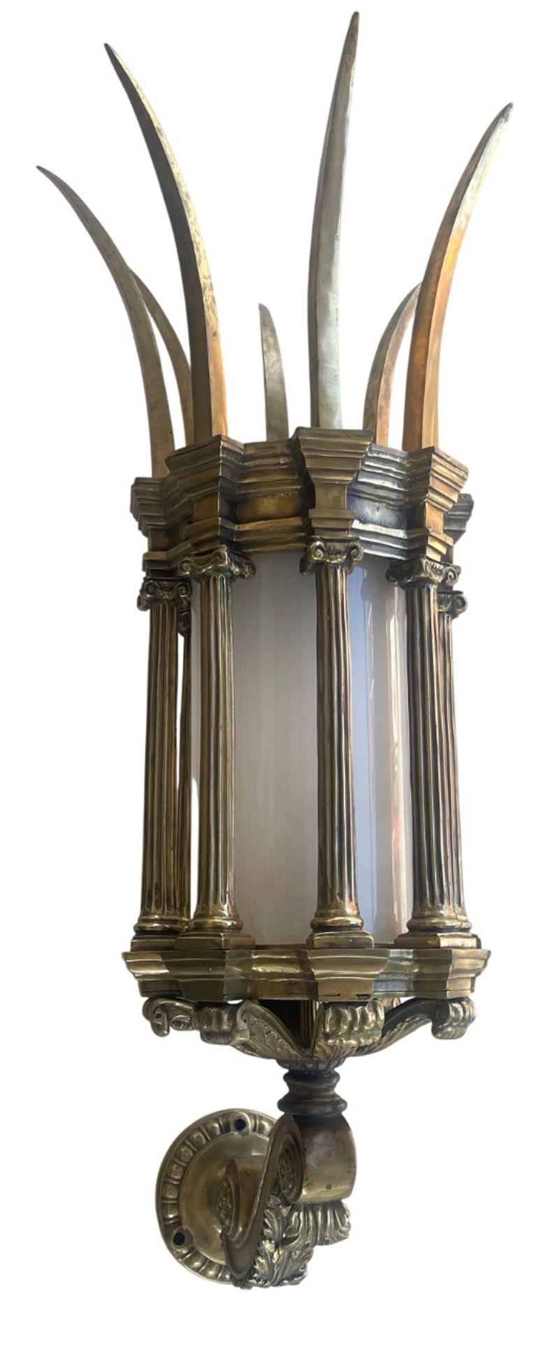 Une fantastique paire d'appliques de lanterne à pointes victoriennes américaines du début du 20e siècle, fabriquées aux États-Unis. Ces lanternes murales remarquables sont dotées de panneaux de verre opaques qui diffusent une lumière chaude et