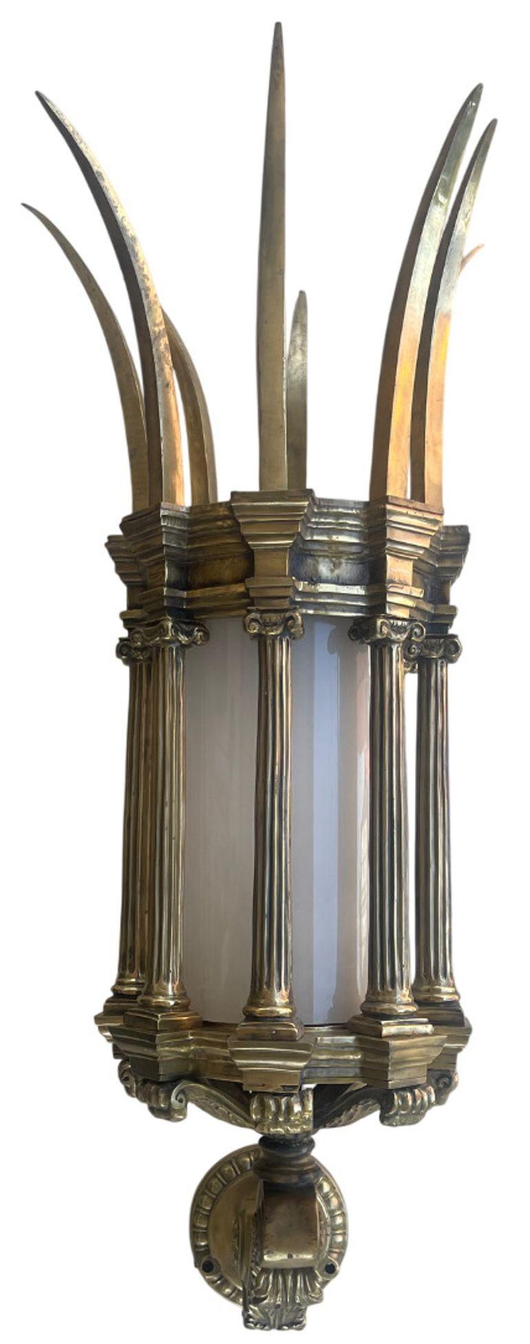Américain Paire d'appliques à lanterne en bronze à pointes avec verre, du début du 20e siècle, de style victorien américain en vente