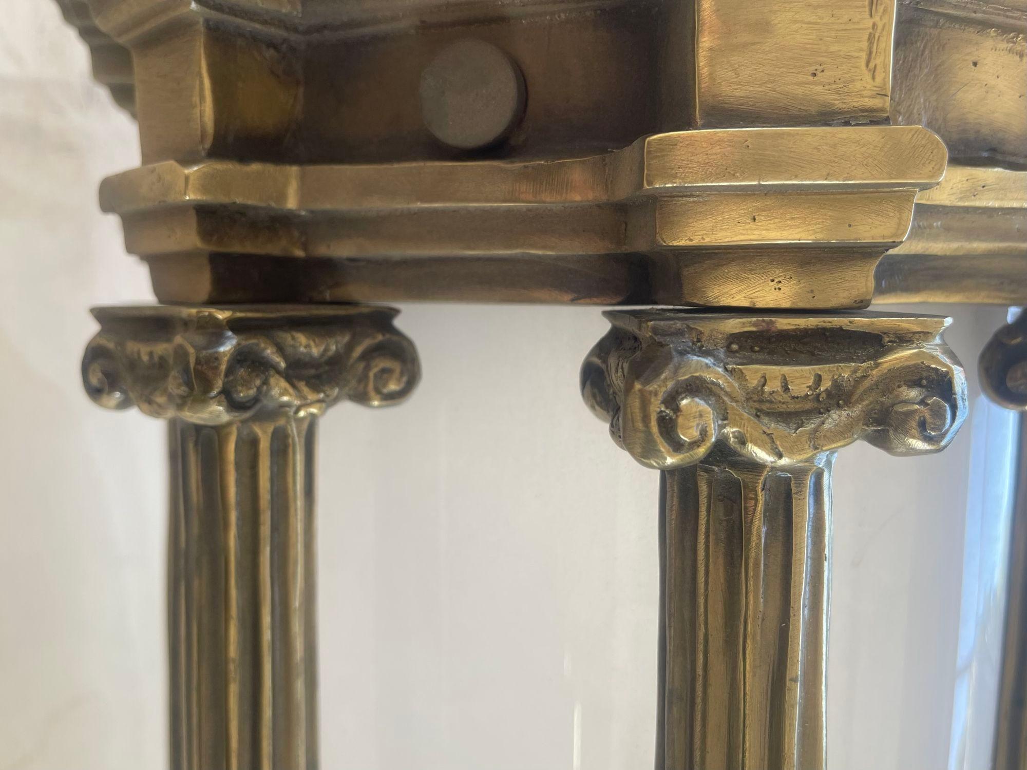 Bronze Paire d'appliques à lanterne en bronze à pointes avec verre, du début du 20e siècle, de style victorien américain en vente