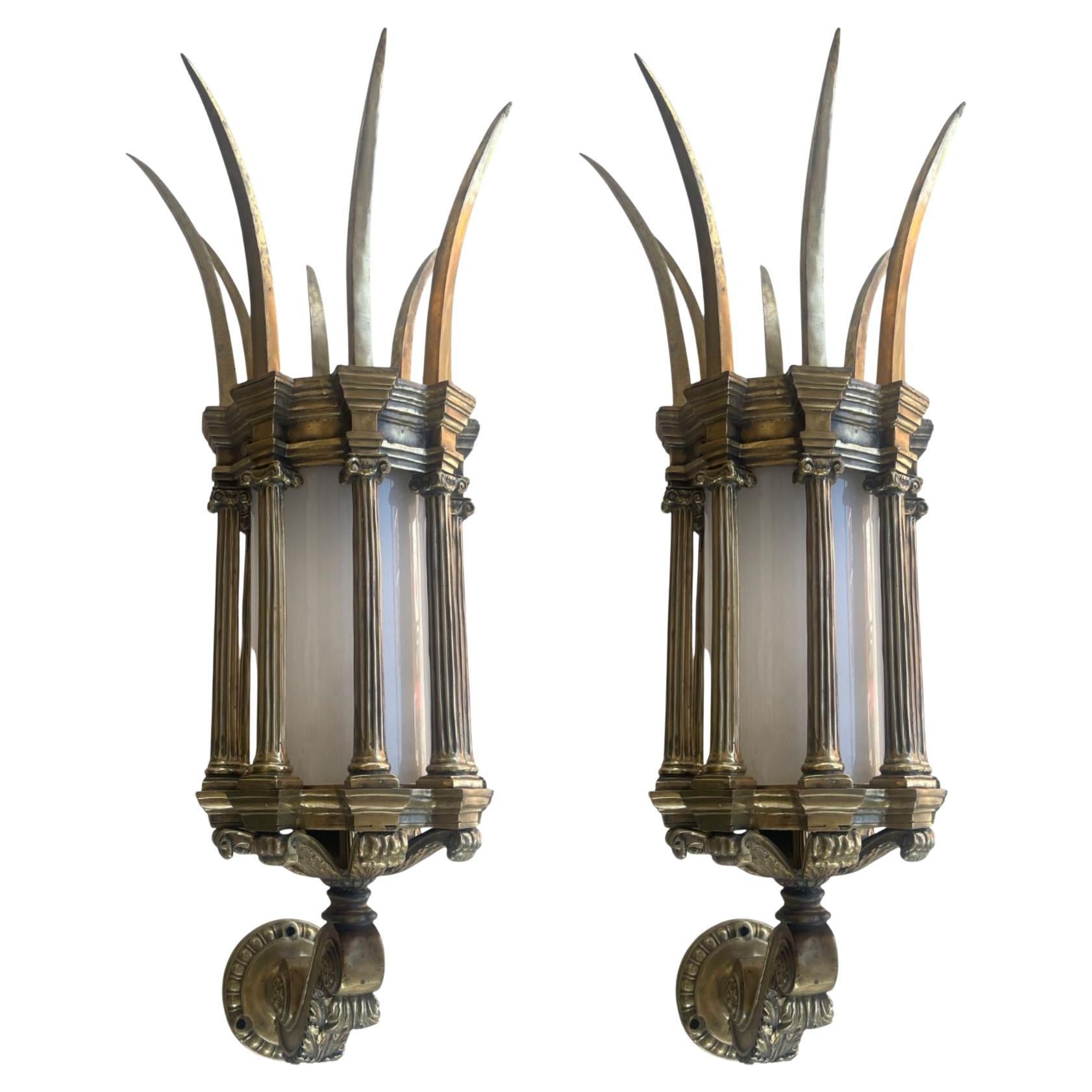 Paire d'appliques à lanterne en bronze à pointes avec verre, du début du 20e siècle, de style victorien américain en vente