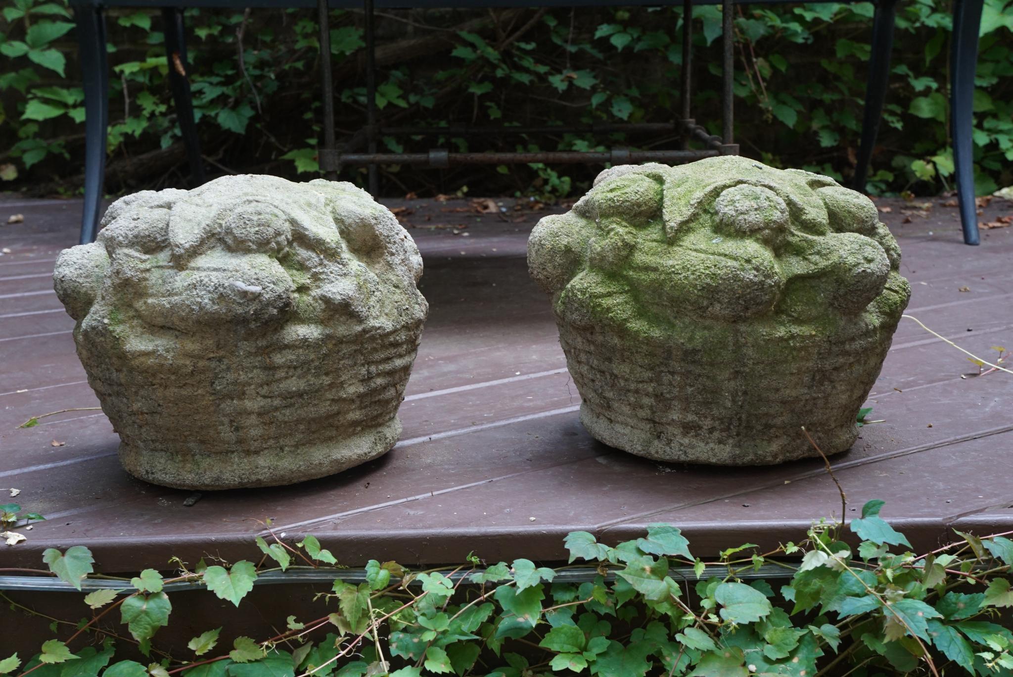 Paar gegossene Obstkörbe aus Stein aus dem frühen 20. (amerikanisch) im Angebot