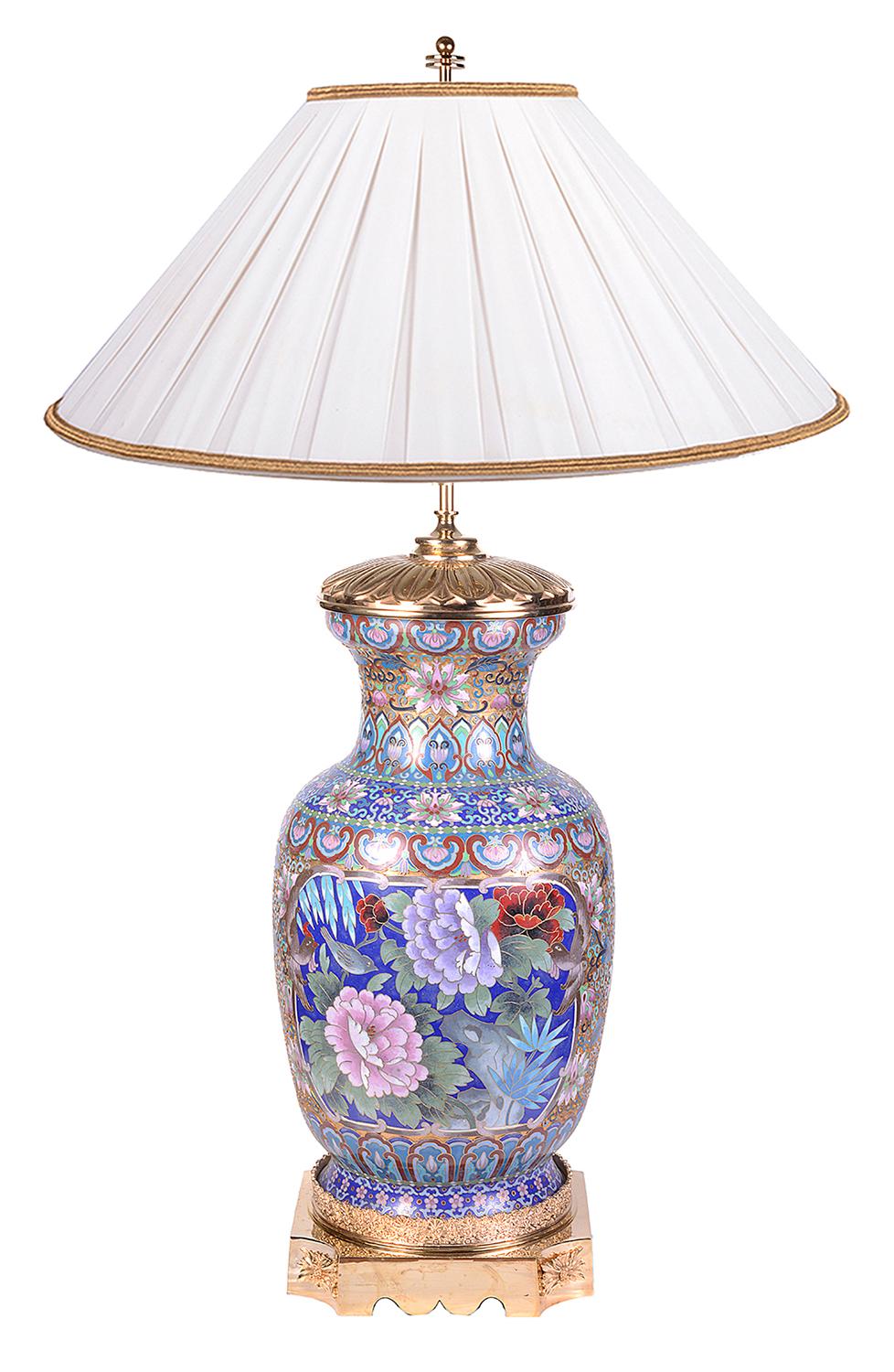 Une paire très impressionnante de vases / lampes en émail cloisonné chinois du début du 20e siècle, chacun avec une merveilleuse décoration florale aux couleurs vives et des motifs classiques et monté avec des montures en bronze doré.