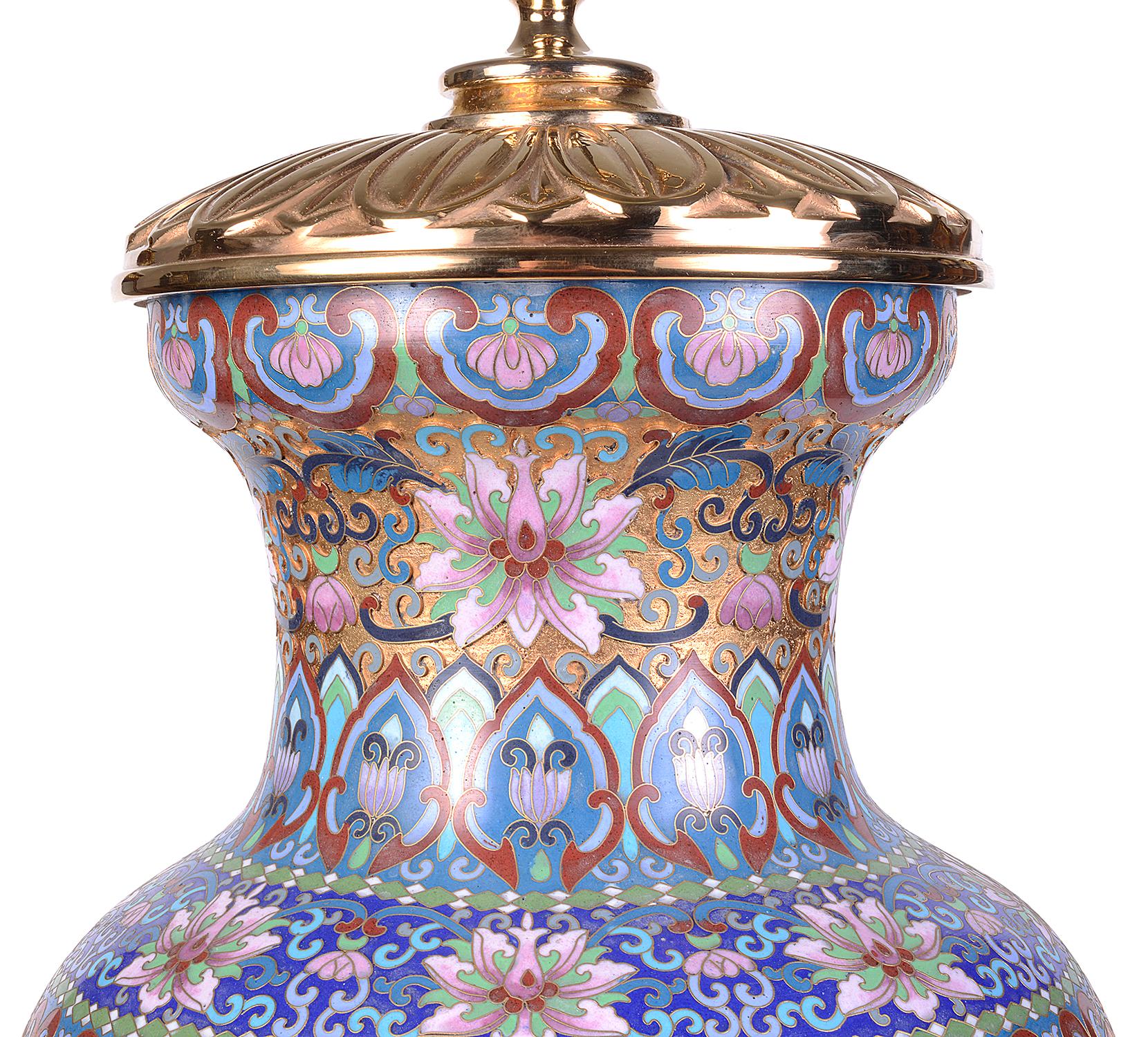 20ième siècle Paire de vases/ampoules chinois en émail cloisonné du début du XXe siècle en vente