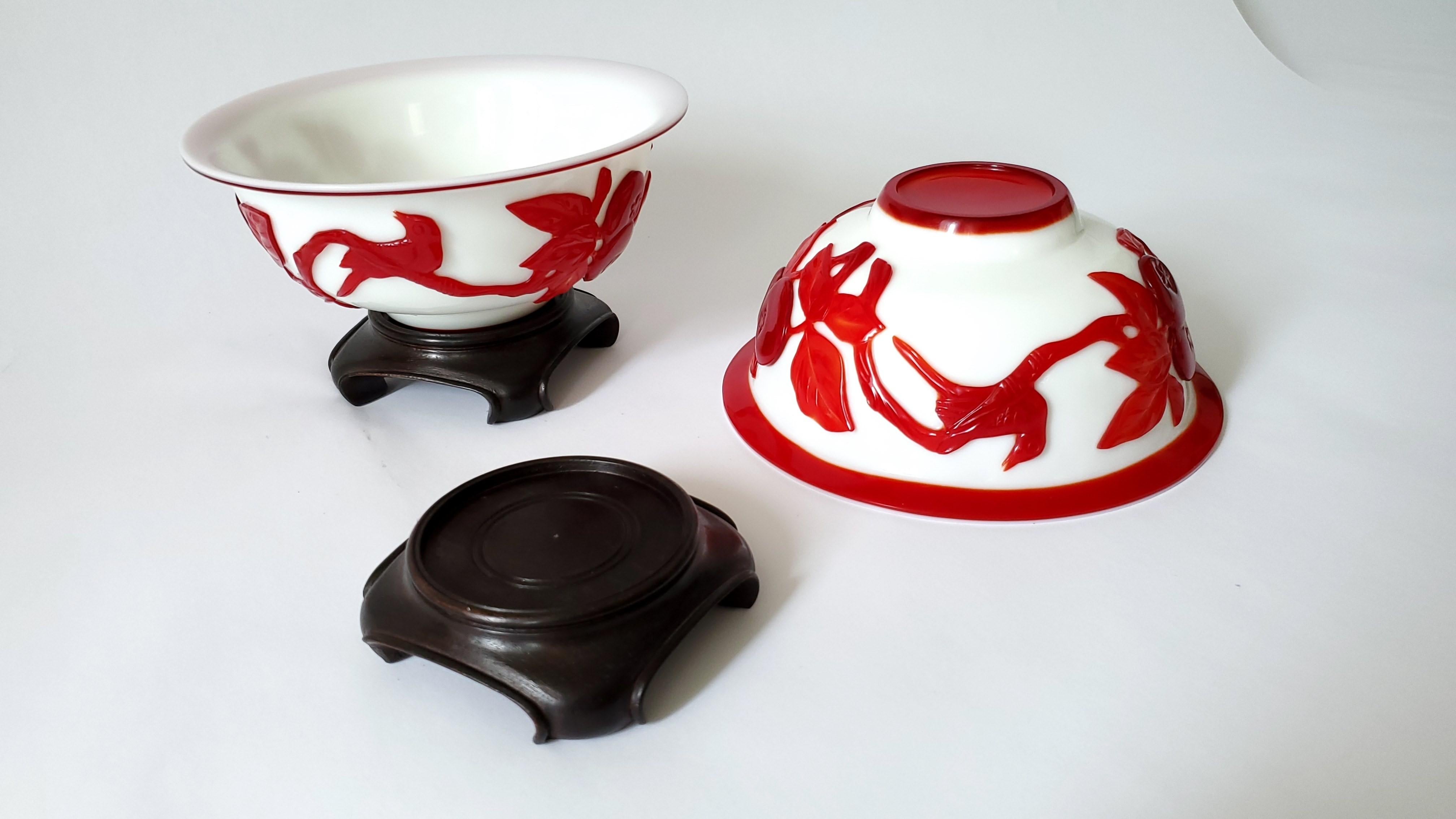Paire de bols en verre de Pékin du début du 20e siècle, recouverts de verre rouge sculpté en vente 2
