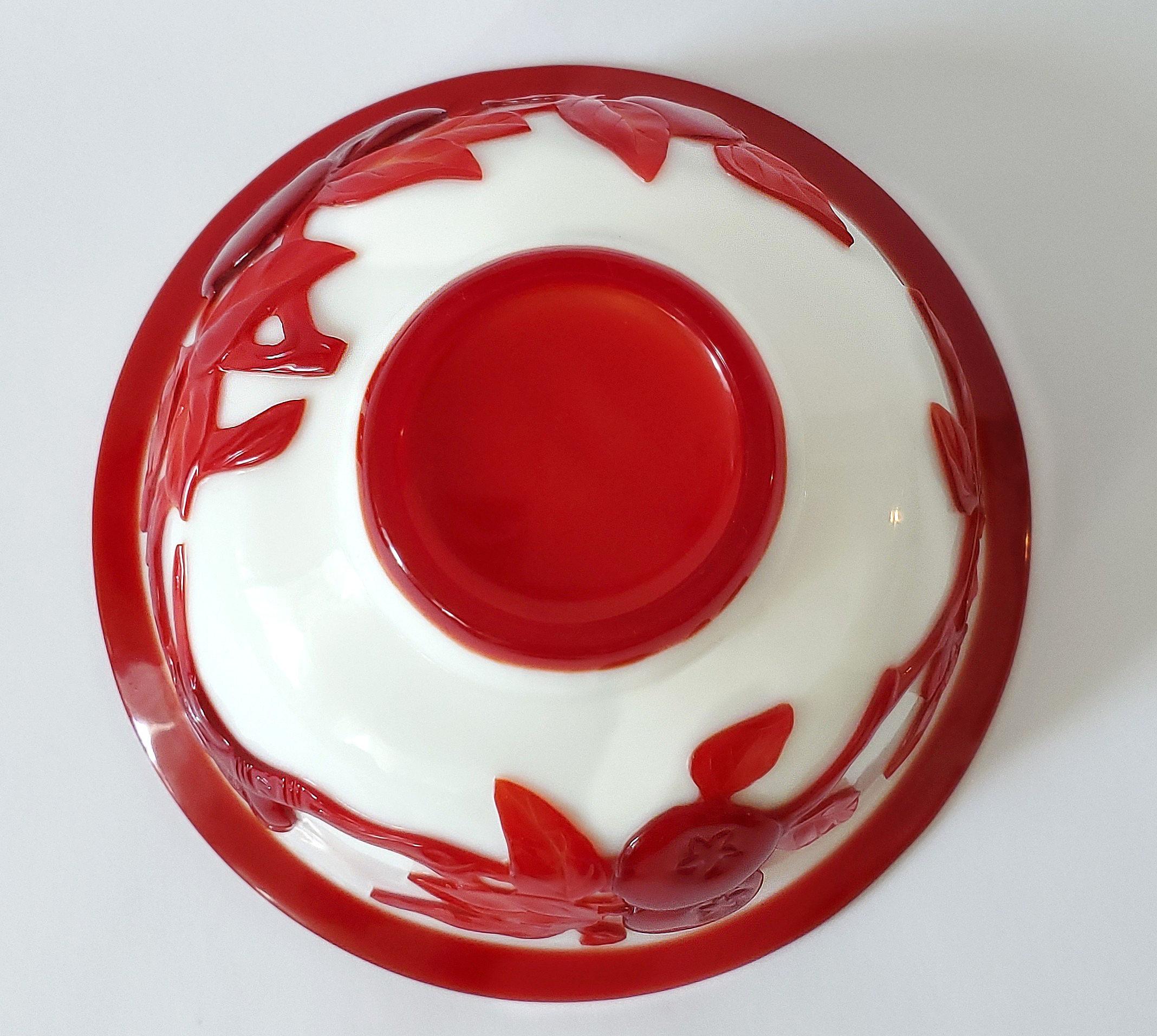 Paire de bols en verre de Pékin du début du 20e siècle, recouverts de verre rouge sculpté en vente 3