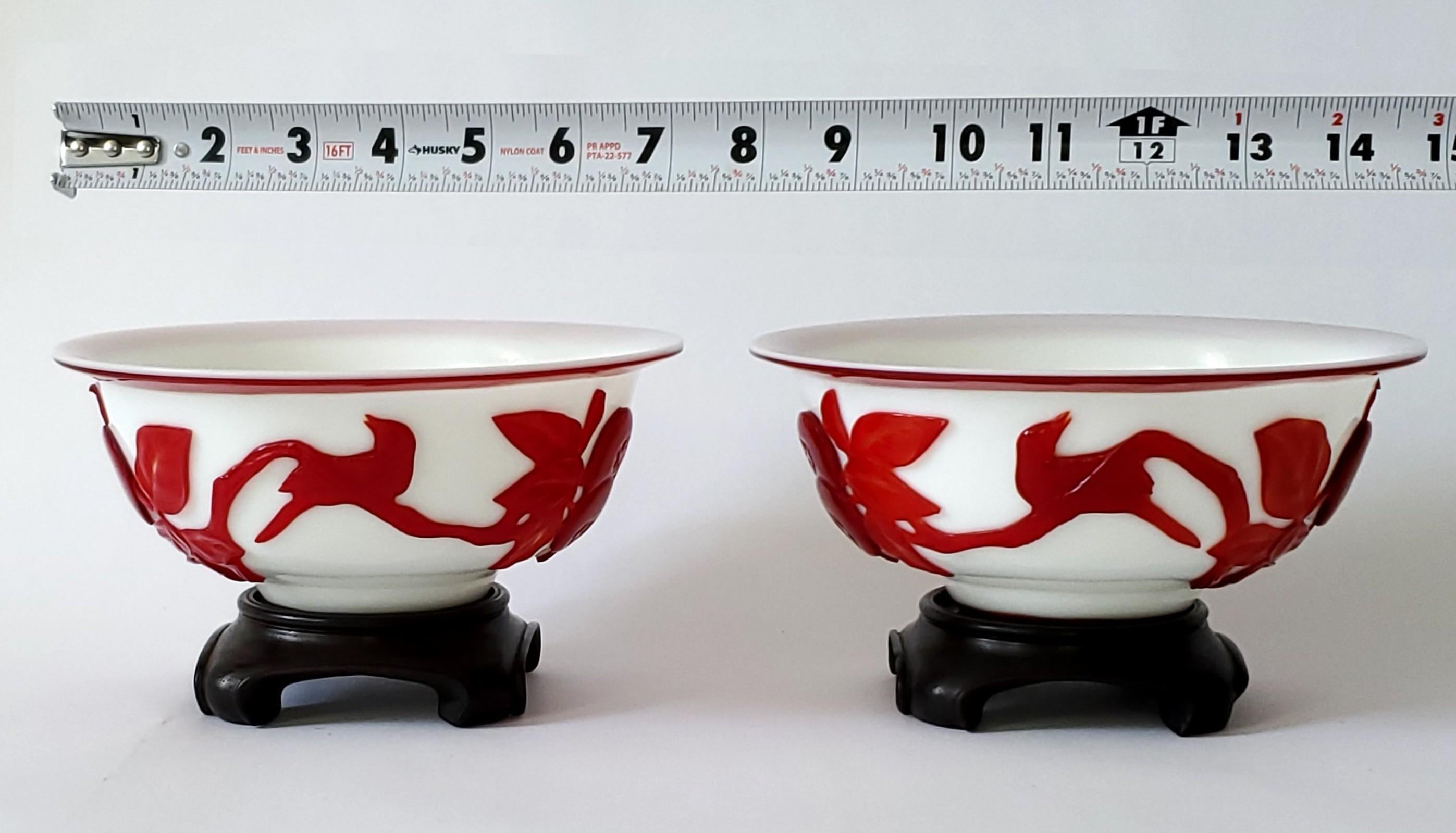 Exportation chinoise Paire de bols en verre de Pékin du début du 20e siècle, recouverts de verre rouge sculpté en vente