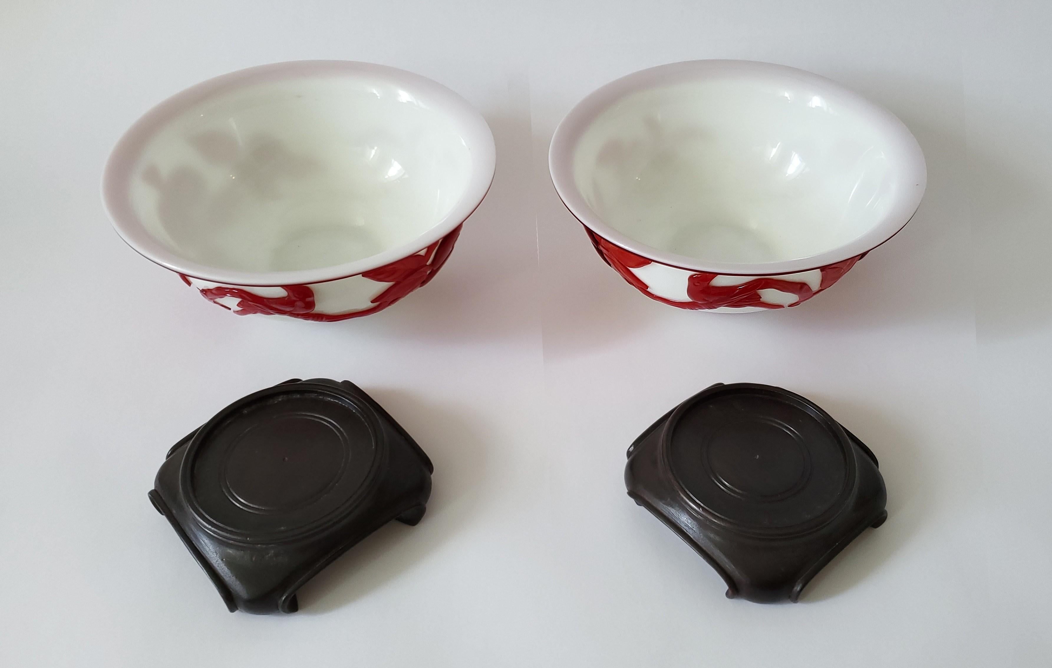 Chinois Paire de bols en verre de Pékin du début du 20e siècle, recouverts de verre rouge sculpté en vente