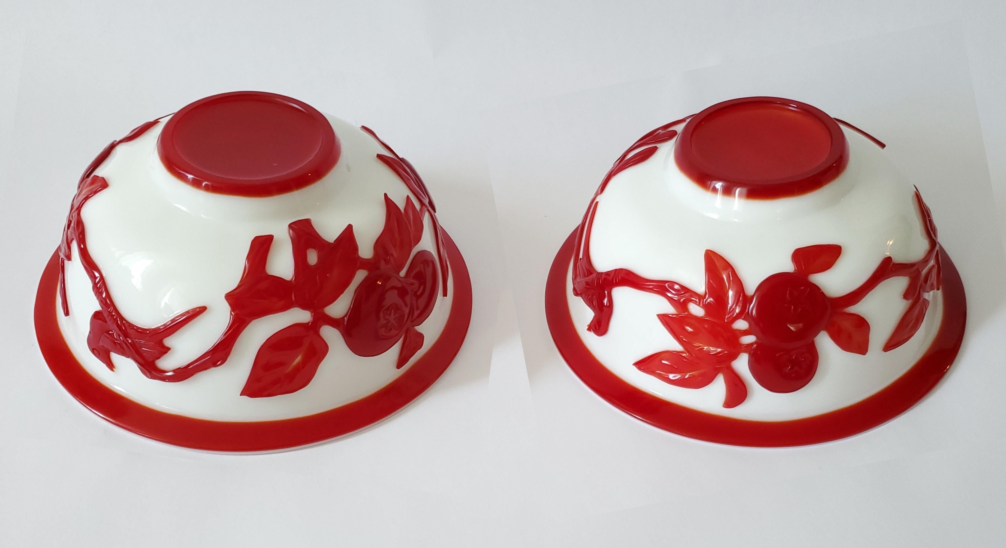Sculpté Paire de bols en verre de Pékin du début du 20e siècle, recouverts de verre rouge sculpté en vente