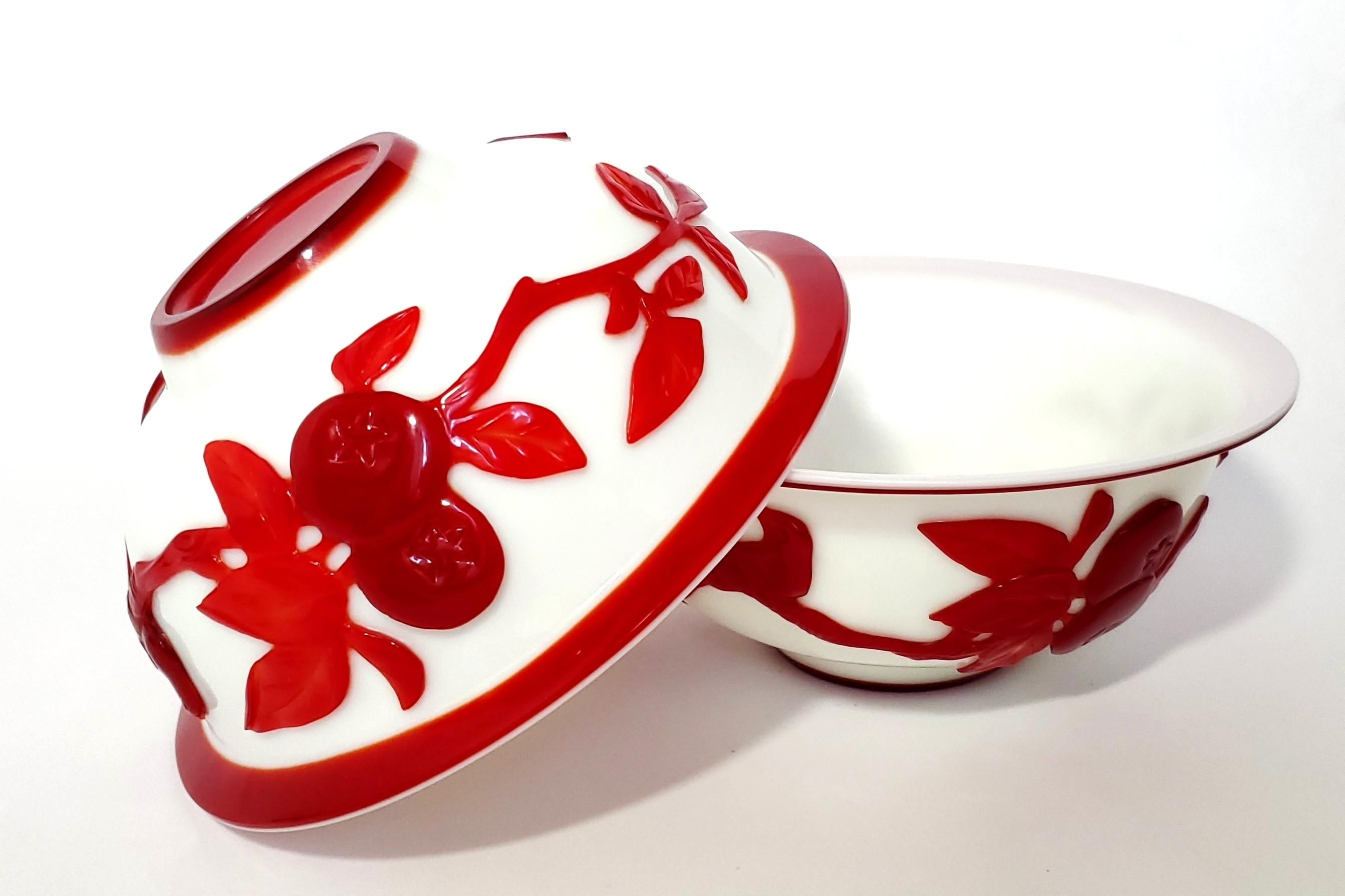 Paire de bols en verre de Pékin du début du 20e siècle, recouverts de verre rouge sculpté Bon état - En vente à Miami, FL