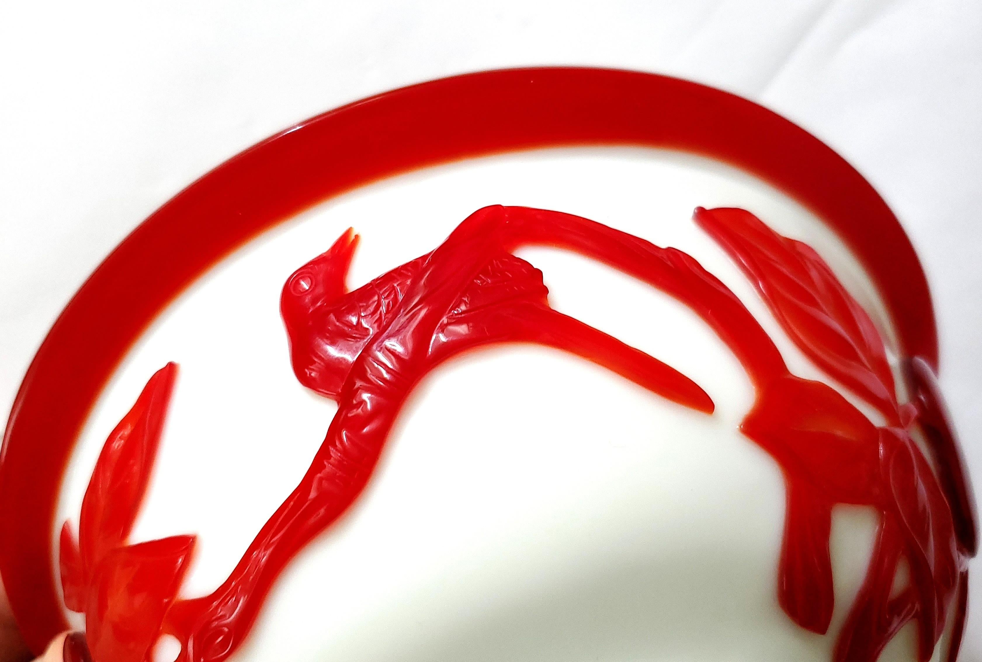 20ième siècle Paire de bols en verre de Pékin du début du 20e siècle, recouverts de verre rouge sculpté en vente