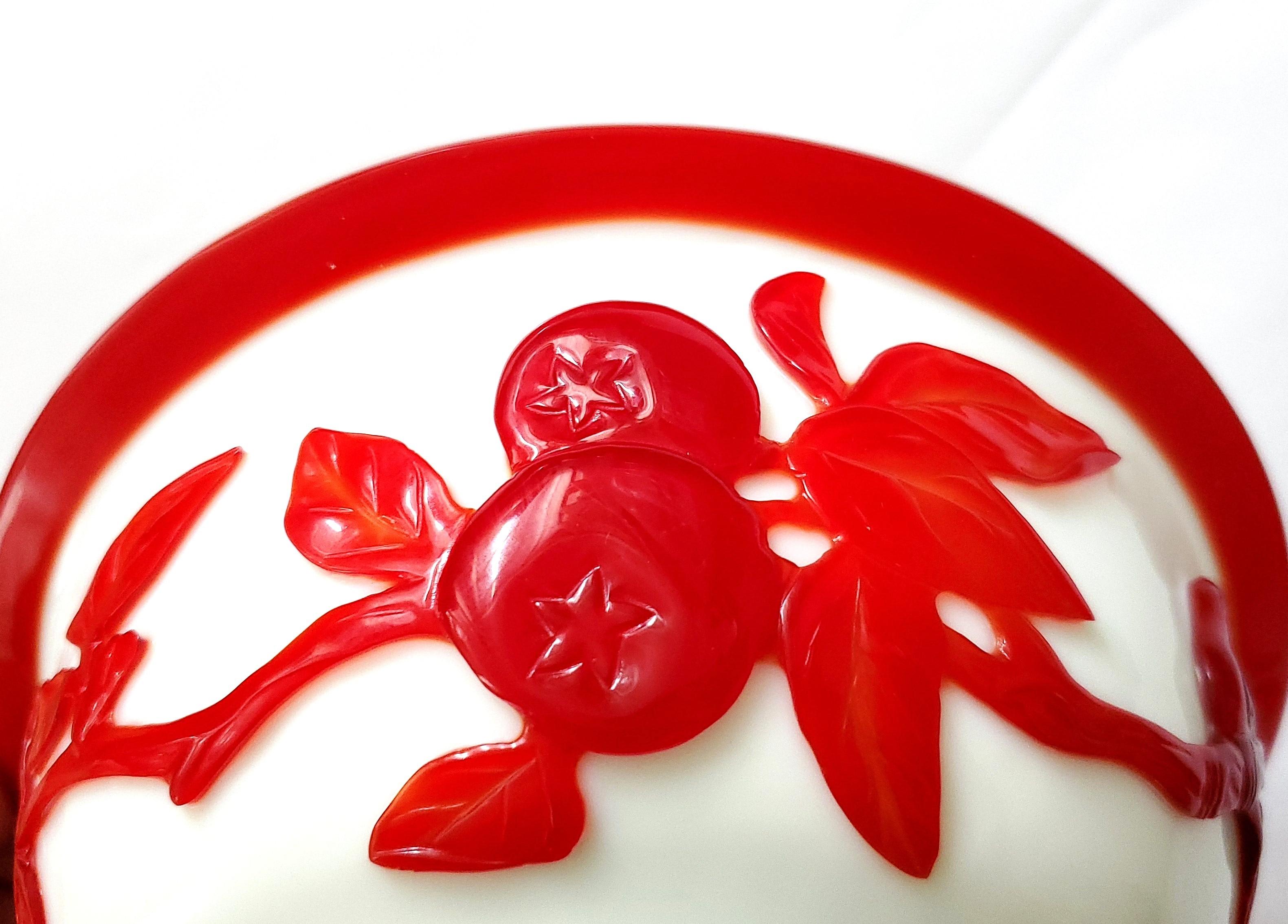 Verre d'art Paire de bols en verre de Pékin du début du 20e siècle, recouverts de verre rouge sculpté en vente