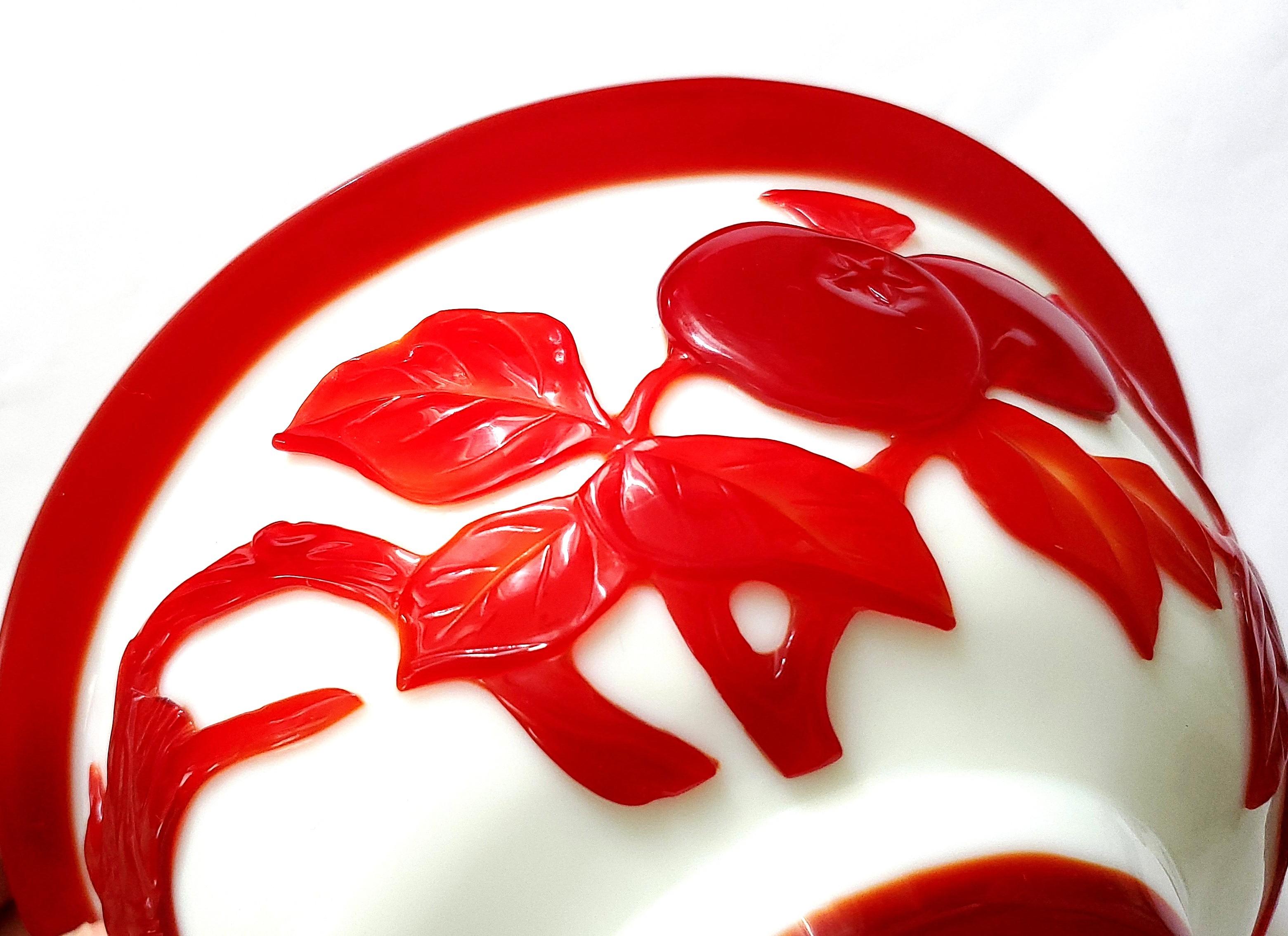 Paire de bols en verre de Pékin du début du 20e siècle, recouverts de verre rouge sculpté en vente 1