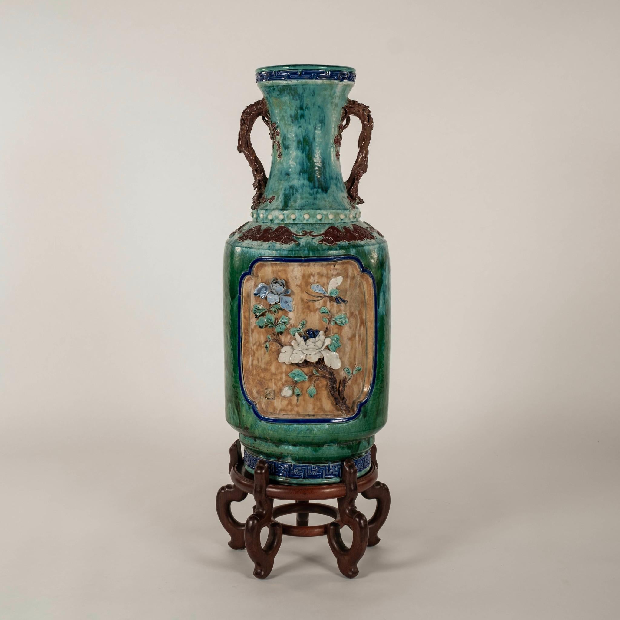 Vernissé Paire de vases chinois Shiwan émaillés turquoise du début du 20e siècle en vente
