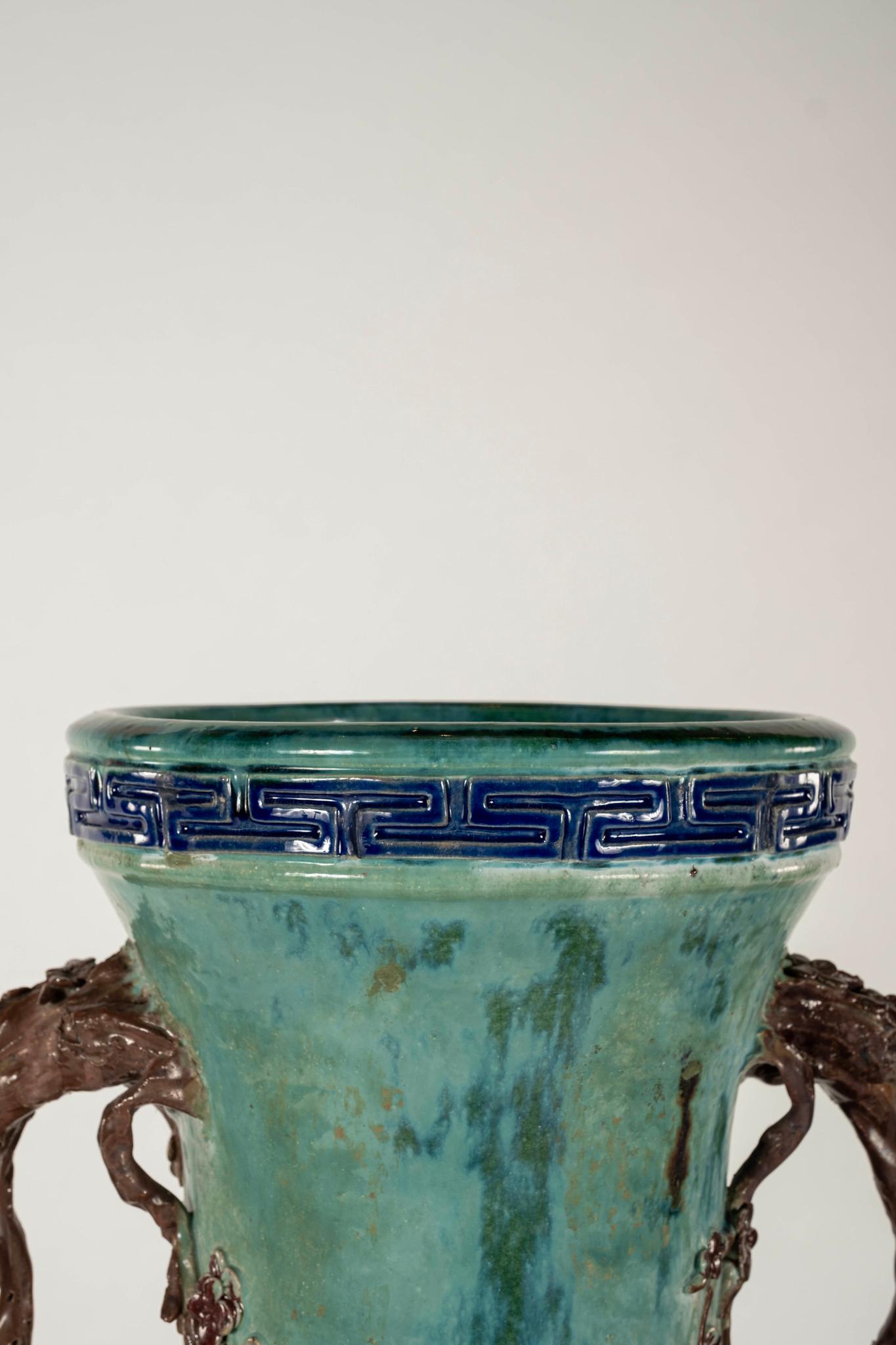 Paire de vases chinois Shiwan émaillés turquoise du début du 20e siècle Bon état - En vente à Houston, TX