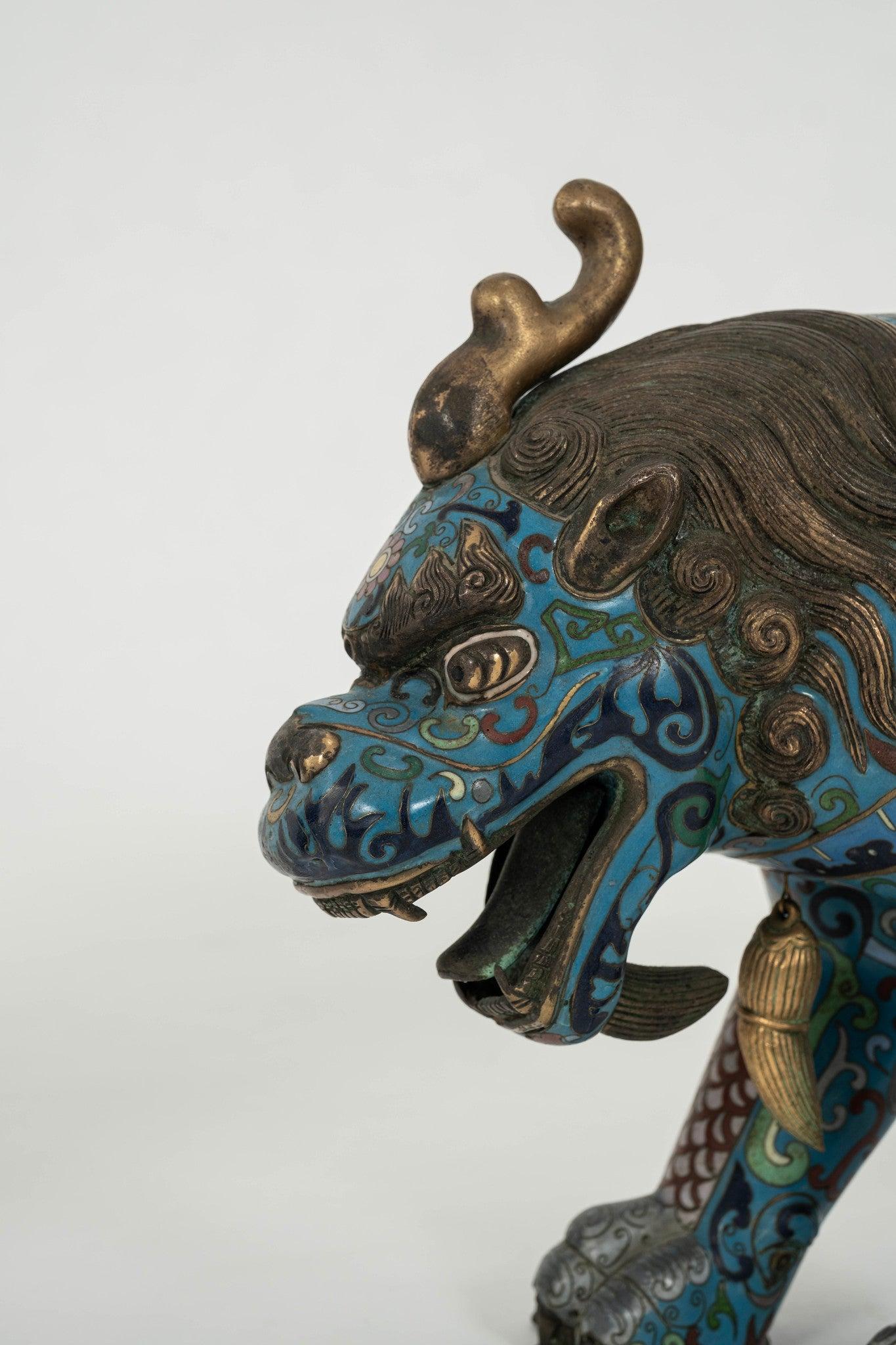 Coppia di figure Cloisonné di cani imperatrice Fu dei primi del Novecento in vendita 4