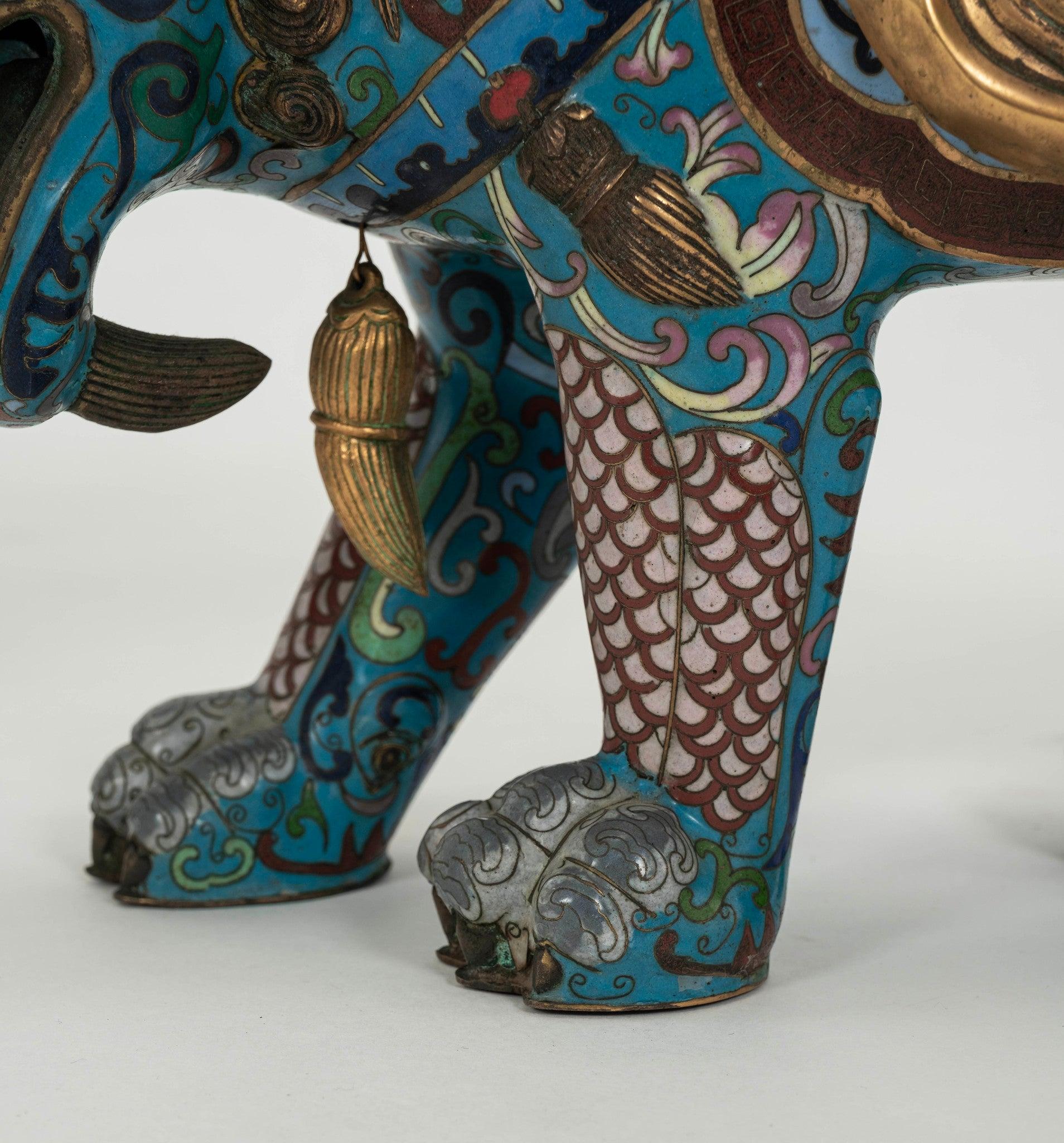 Coppia di figure Cloisonné di cani imperatrice Fu dei primi del Novecento in vendita 5