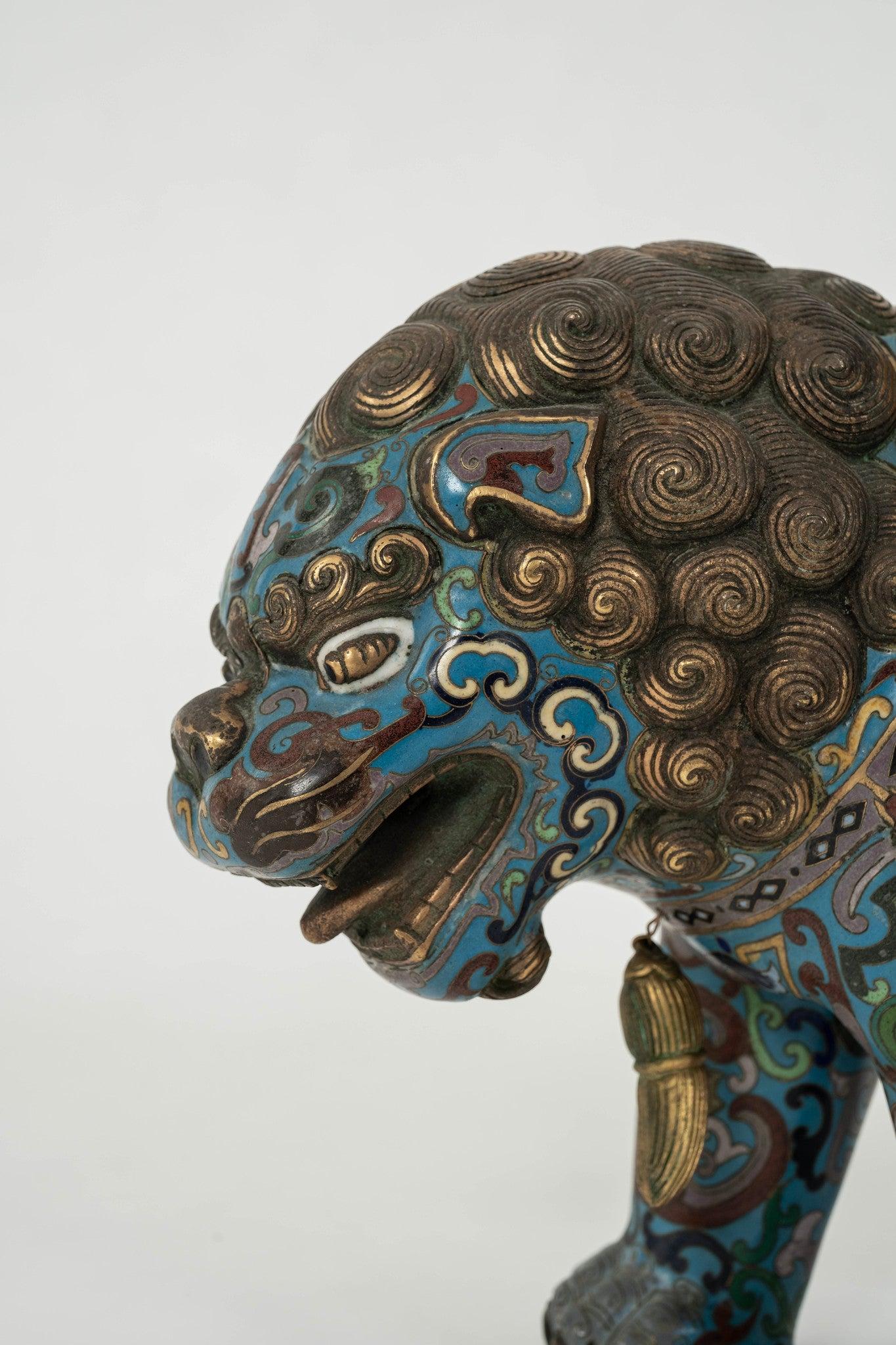 XX secolo Coppia di figure Cloisonné di cani imperatrice Fu dei primi del Novecento in vendita