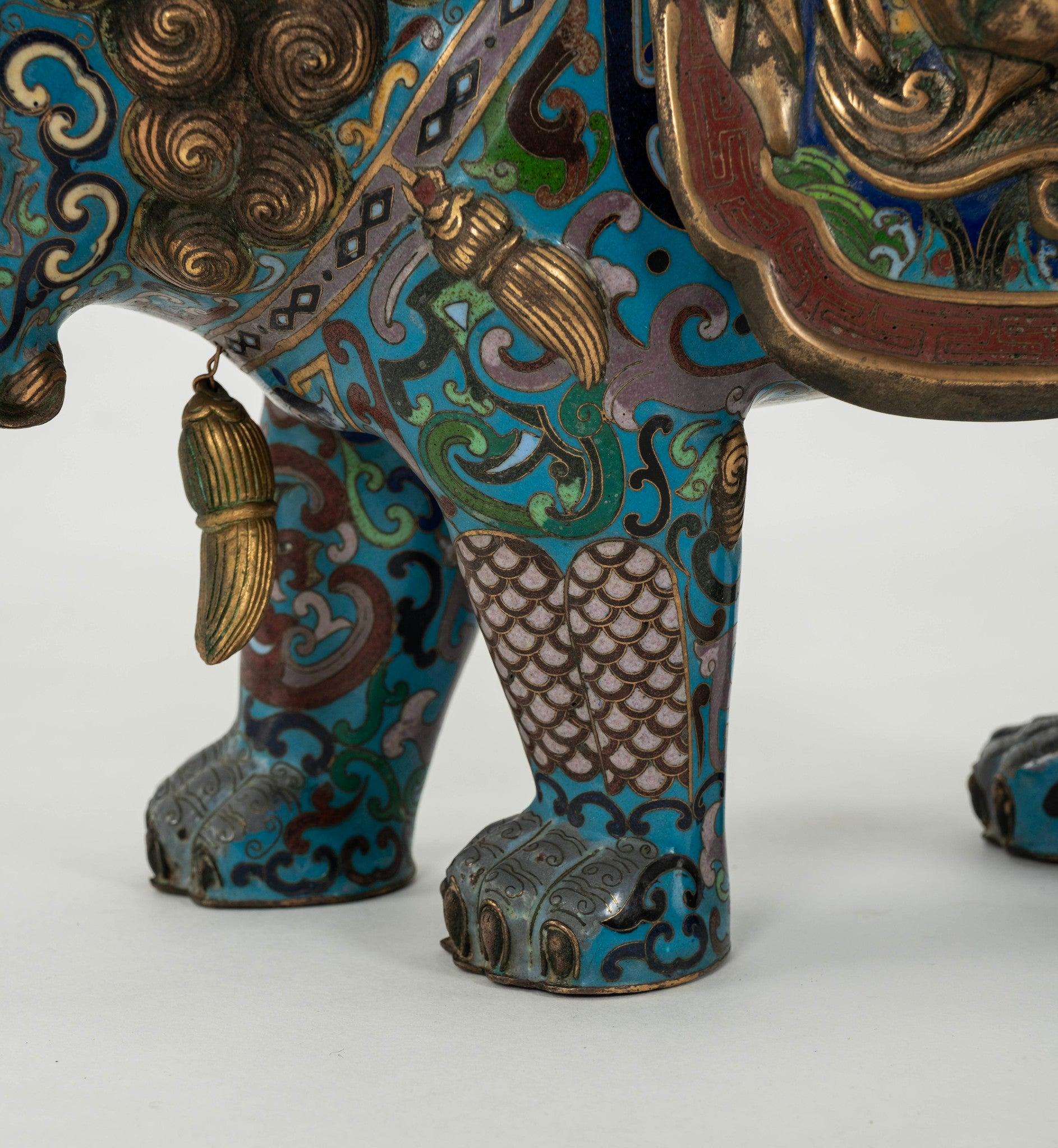 Metallo Coppia di figure Cloisonné di cani imperatrice Fu dei primi del Novecento in vendita