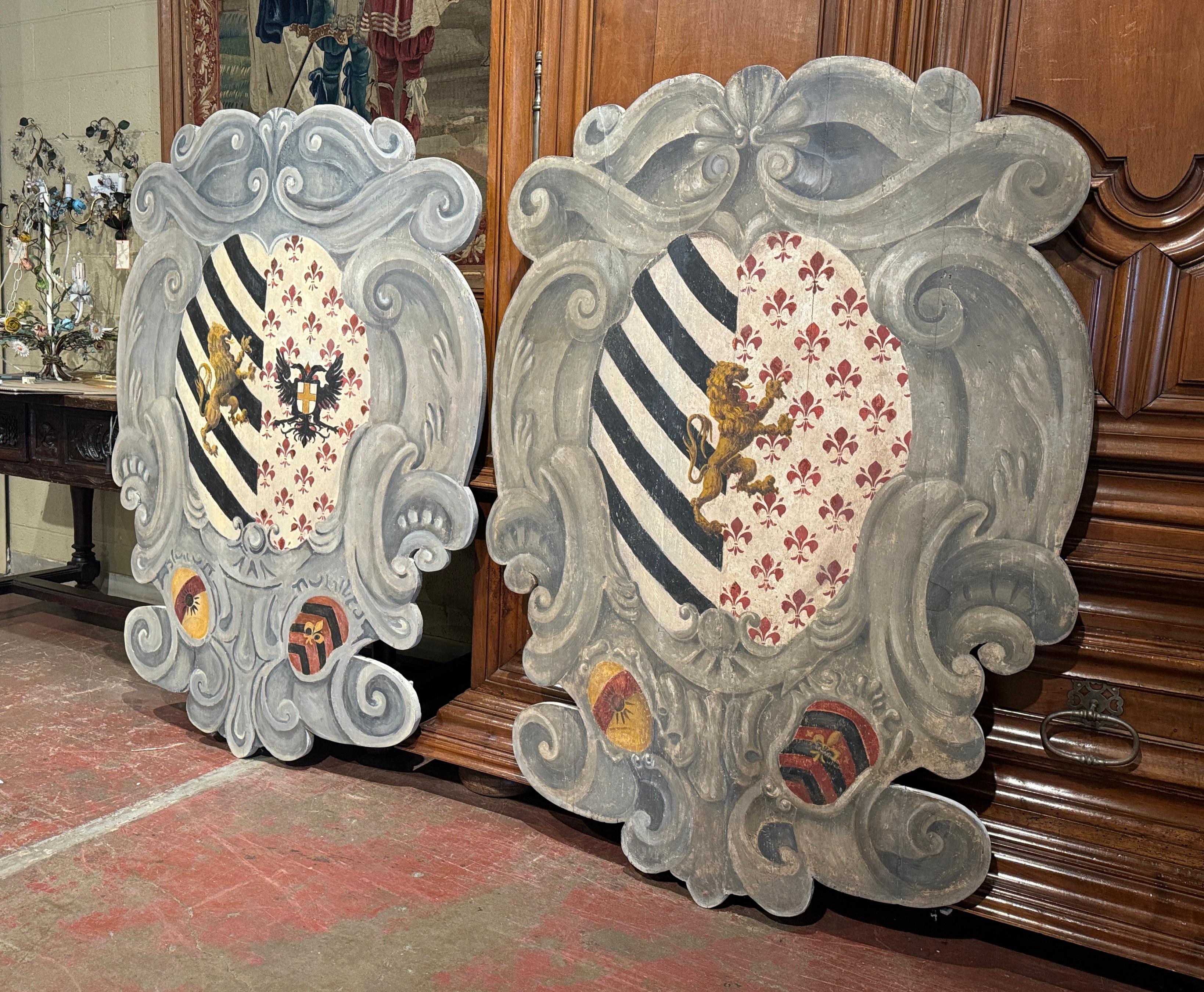 Decora una sala giochi o uno studio con questa grande e colorata coppia di targhe antiche. Realizzato nell'Italia meridionale intorno al 1920, ogni pannello del bombe presenta bordi smerlati e 