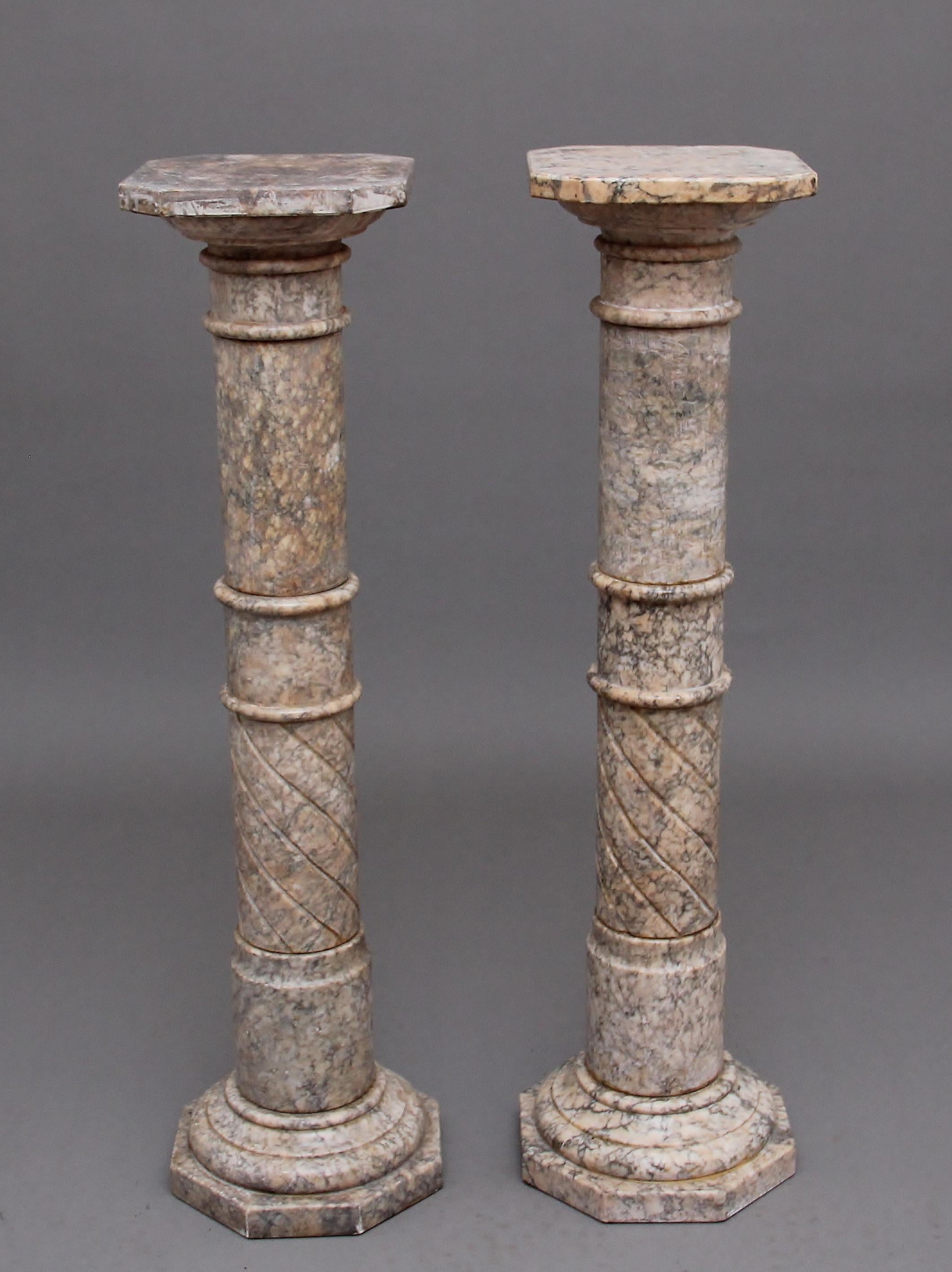 Albâtre Paire de colonnes à piédestaux italiennes du début du XXe siècle en vente