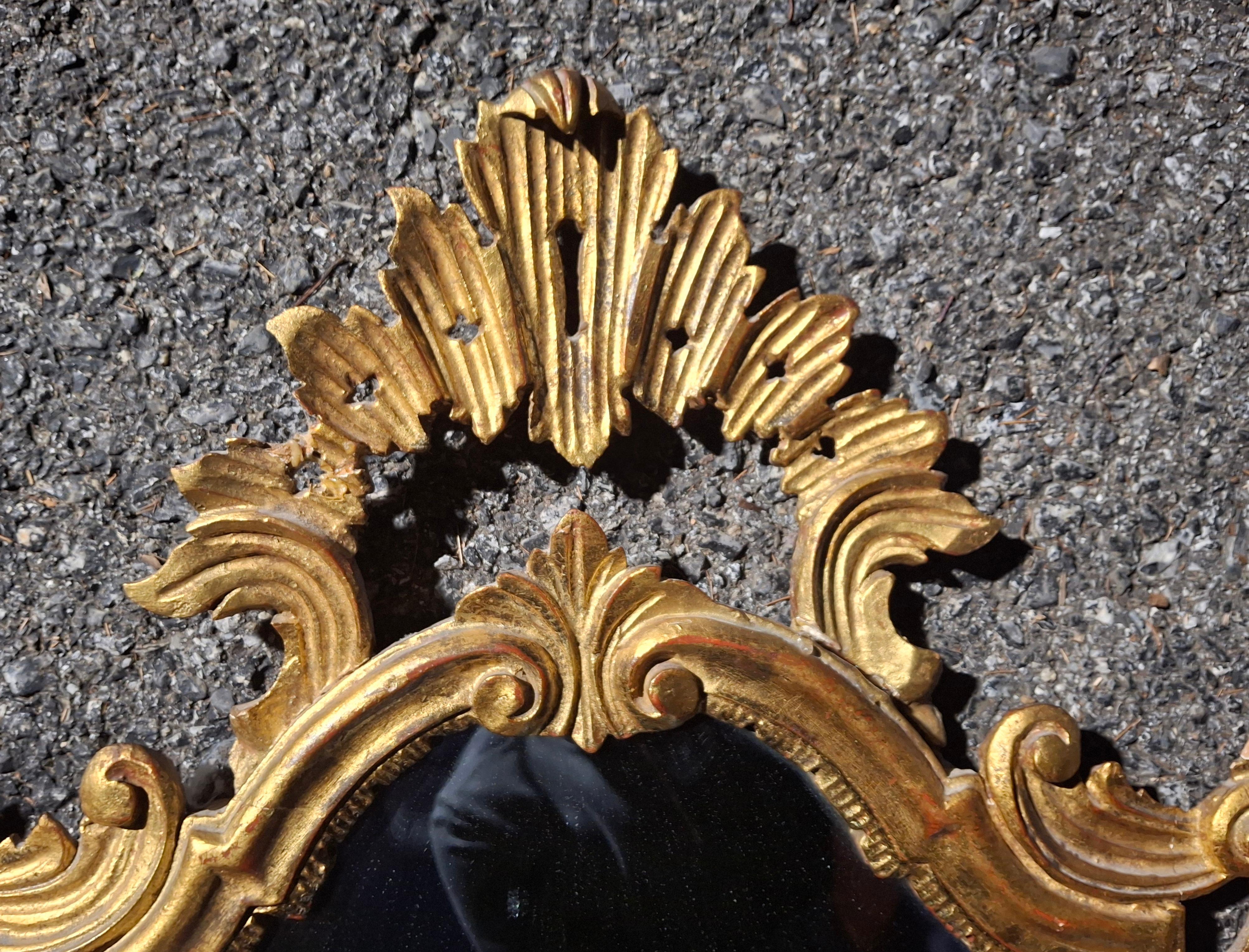 Pareja Espejo Foliado Italiano de Estilo Rococó de Principios del Siglo XX Tallado a Mano en Madera Dorada en venta 5