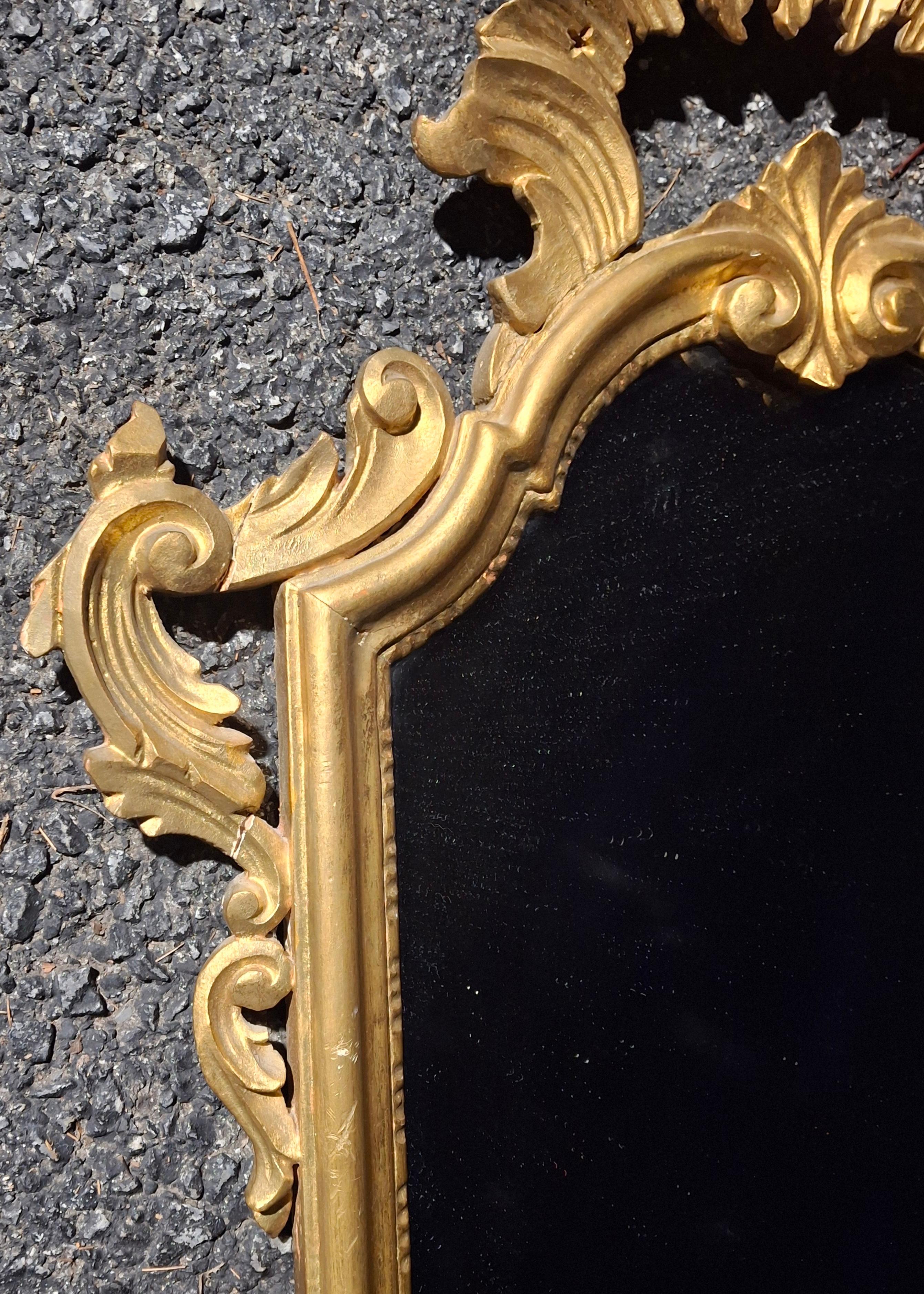 Pareja Espejo Foliado Italiano de Estilo Rococó de Principios del Siglo XX Tallado a Mano en Madera Dorada en venta 6