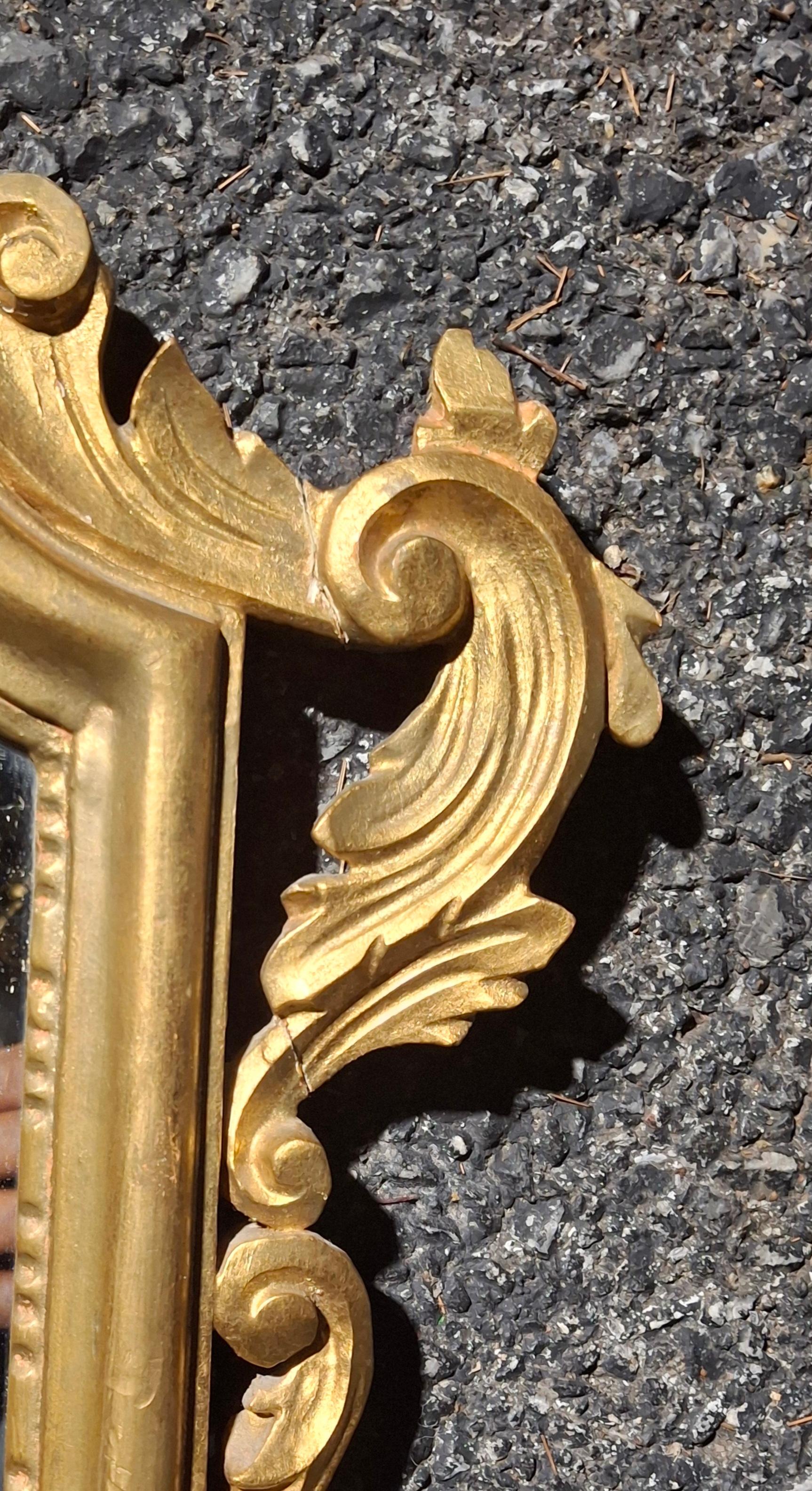 Pareja Espejo Foliado Italiano de Estilo Rococó de Principios del Siglo XX Tallado a Mano en Madera Dorada en venta 7