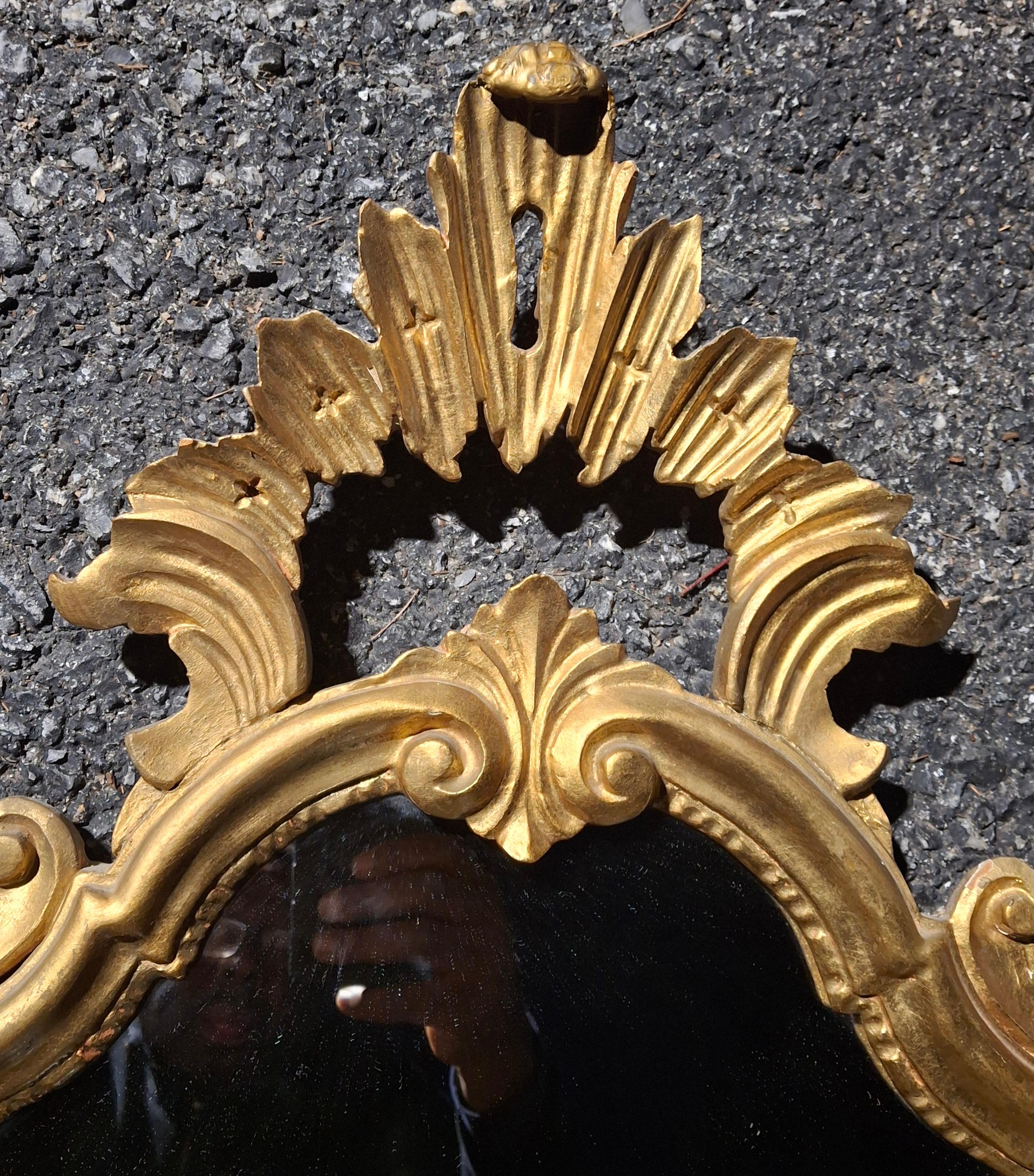 Pareja Espejo Foliado Italiano de Estilo Rococó de Principios del Siglo XX Tallado a Mano en Madera Dorada en venta 8