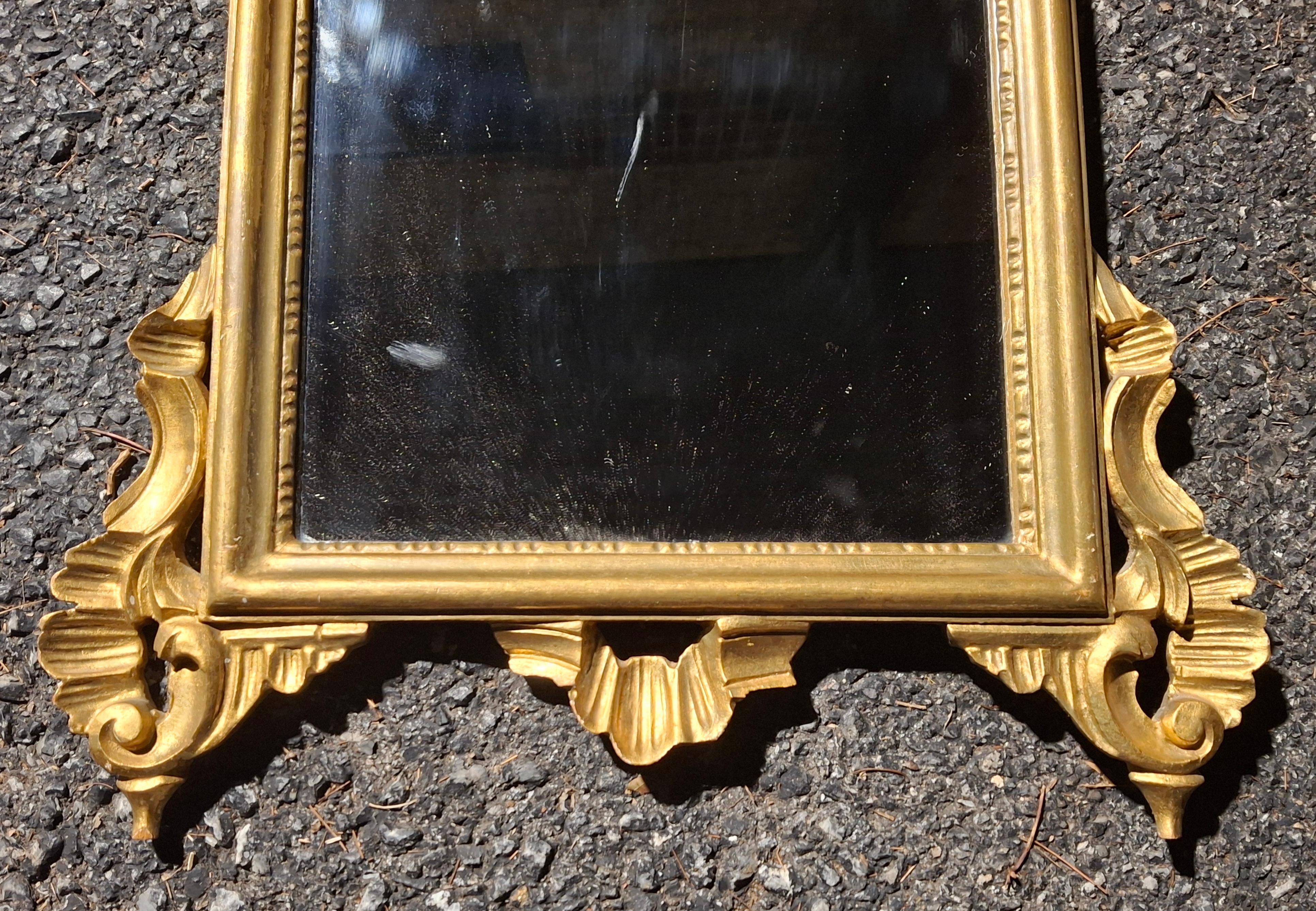 Pareja Espejo Foliado Italiano de Estilo Rococó de Principios del Siglo XX Tallado a Mano en Madera Dorada en venta 9