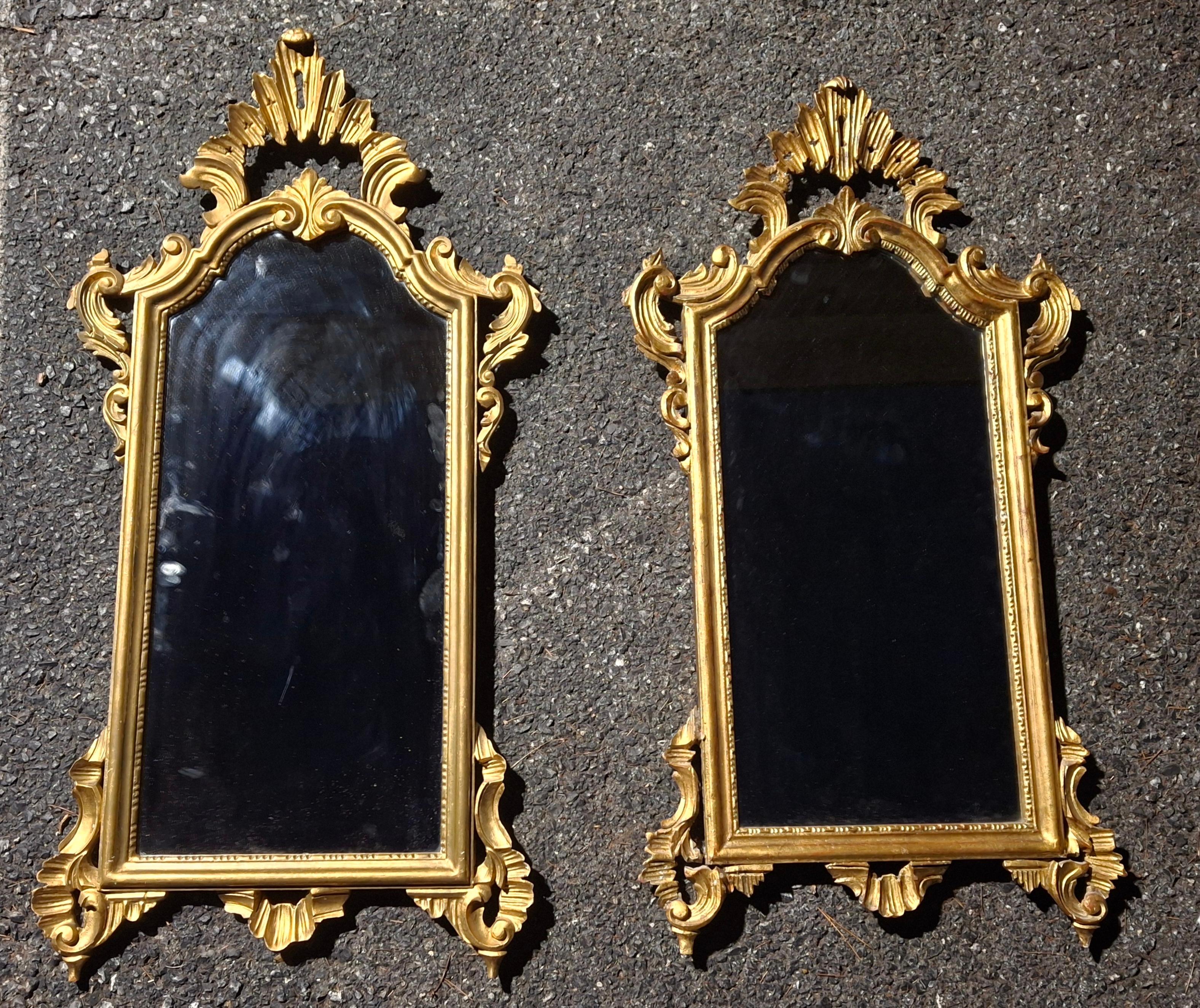 Un par de impresionantes espejos italianos rococó de madera dorada hechos a mano de finales del siglo XIX. Grandes detalles foliados tallados a mano.
Dimensiones: 20,5