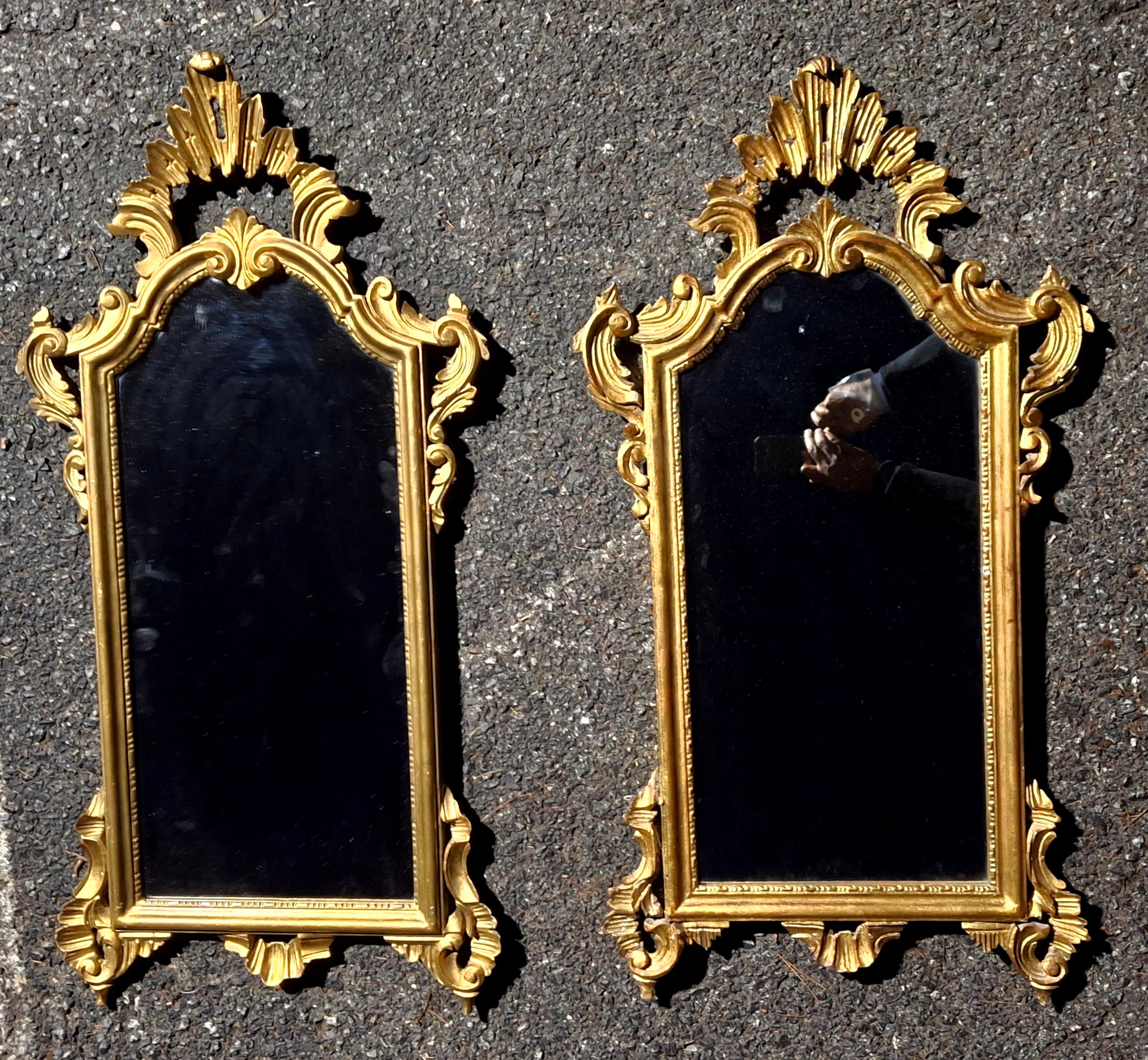 Pareja Espejo Foliado Italiano de Estilo Rococó de Principios del Siglo XX Tallado a Mano en Madera Dorada en Bueno estado para la venta en Germantown, MD