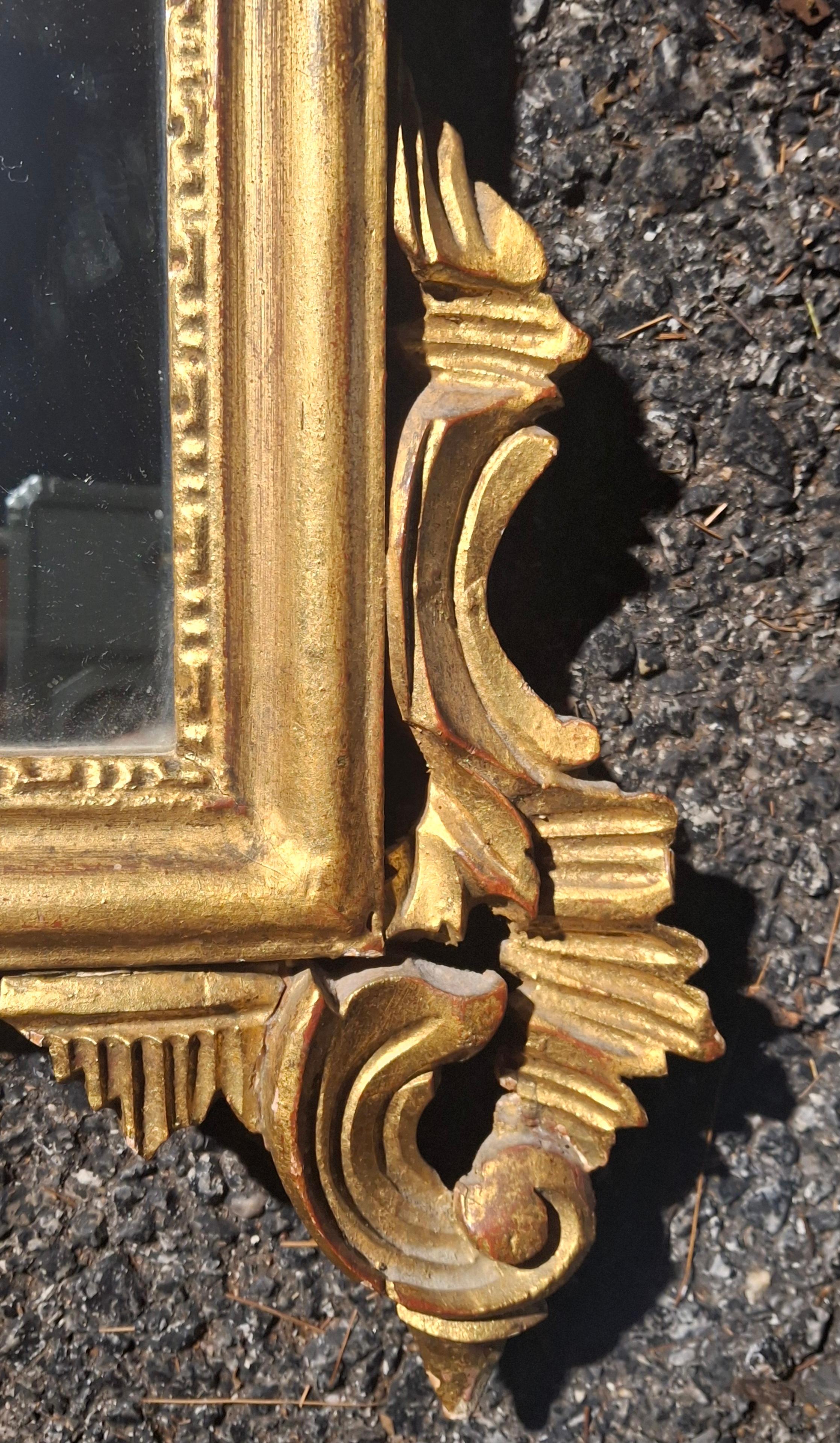 Pareja Espejo Foliado Italiano de Estilo Rococó de Principios del Siglo XX Tallado a Mano en Madera Dorada en venta 2