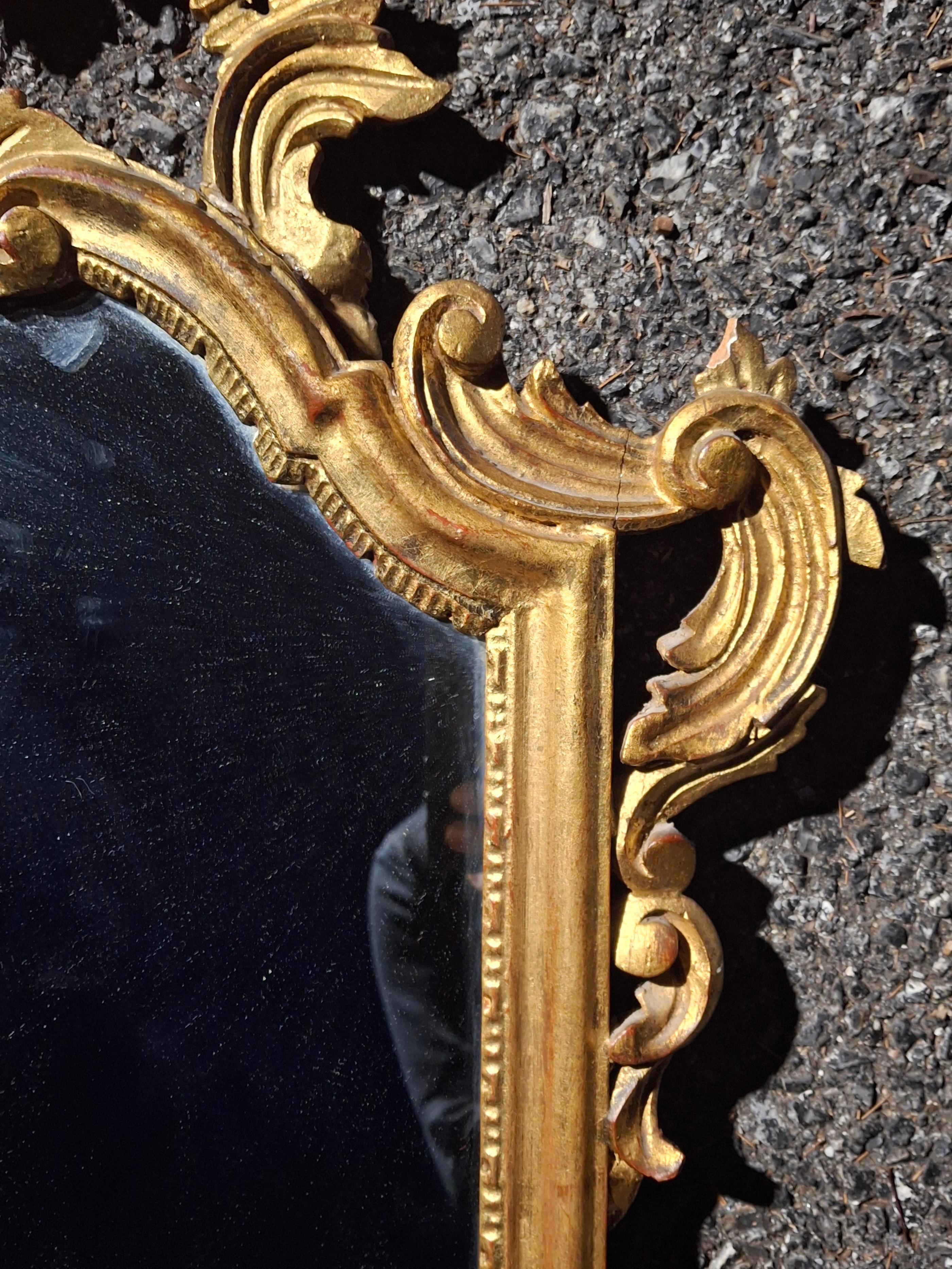 Pareja Espejo Foliado Italiano de Estilo Rococó de Principios del Siglo XX Tallado a Mano en Madera Dorada en venta 3