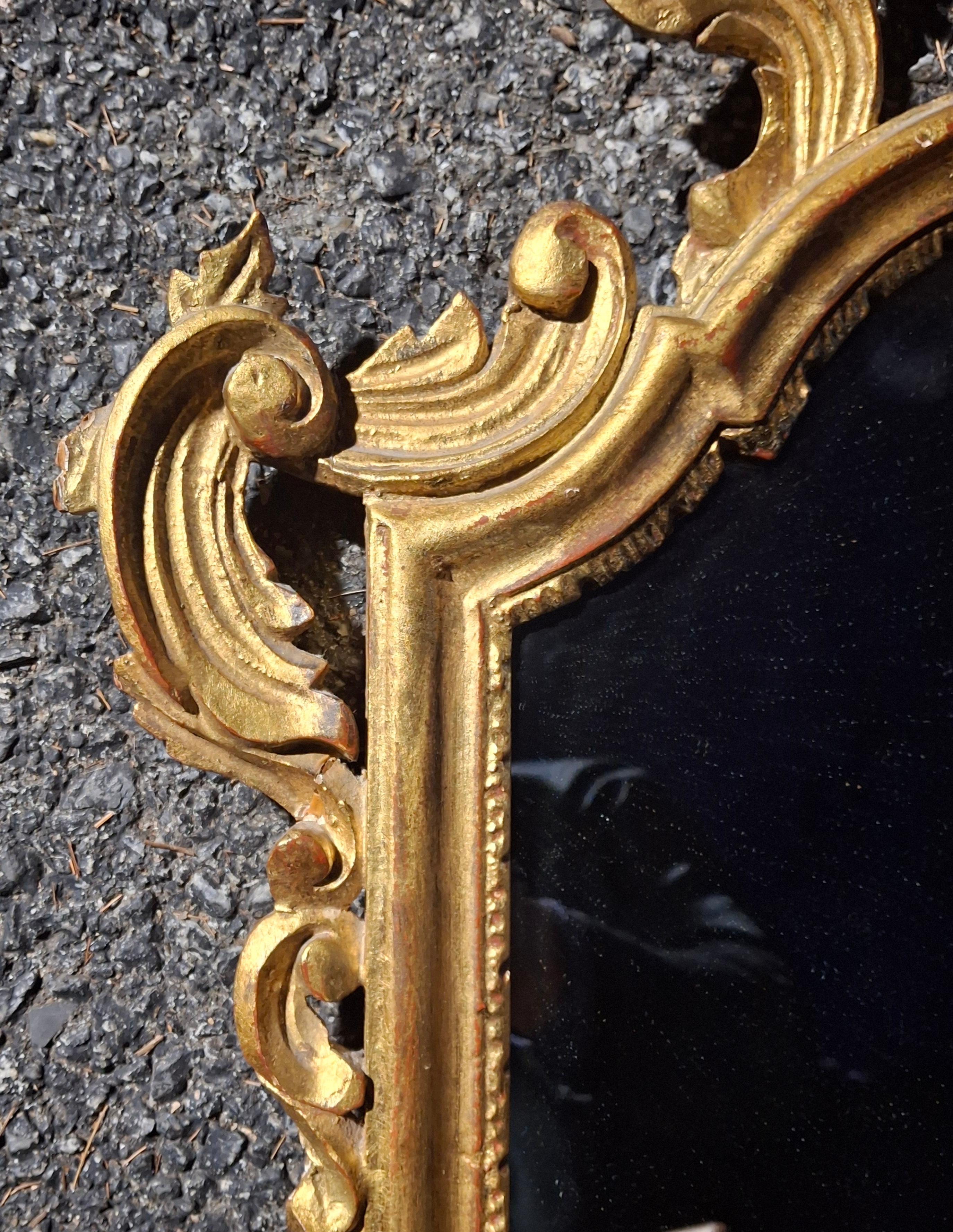 Pareja Espejo Foliado Italiano de Estilo Rococó de Principios del Siglo XX Tallado a Mano en Madera Dorada en venta 4