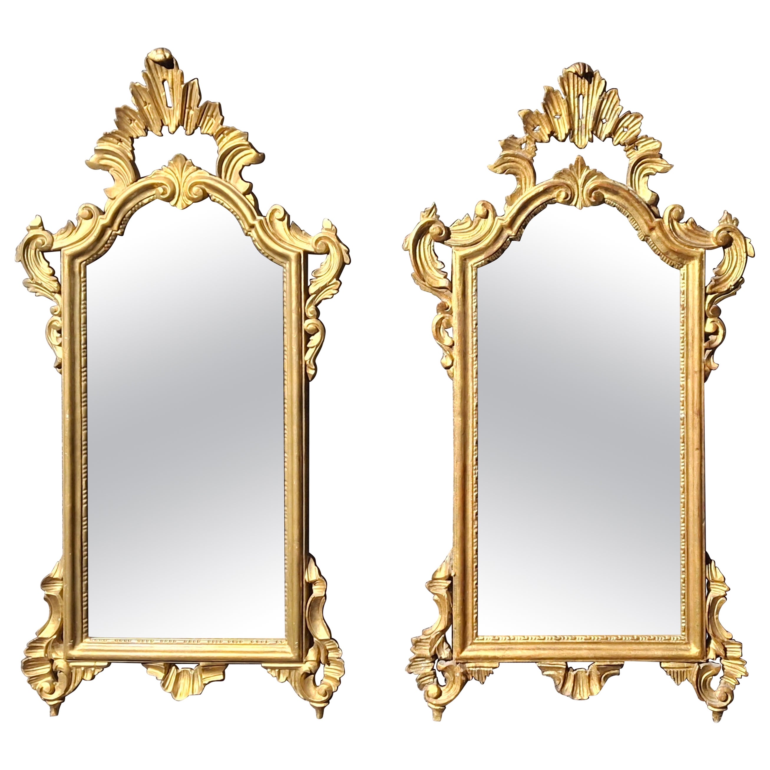 Pareja Espejo Foliado Italiano de Estilo Rococó de Principios del Siglo XX Tallado a Mano en Madera Dorada en venta