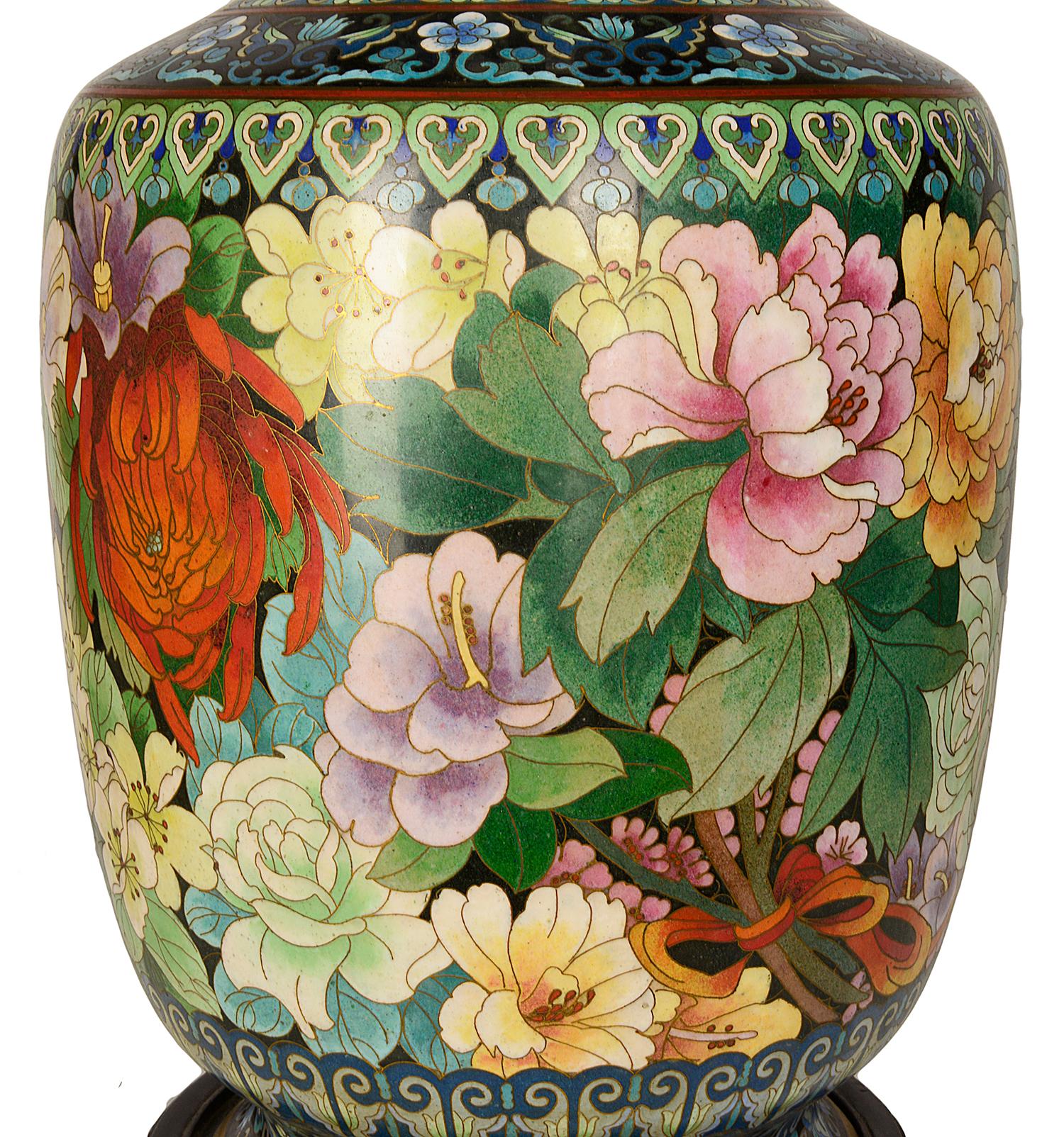 Paire de vases ou lampes japonais en émail cloisonné du début du XXe siècle 5