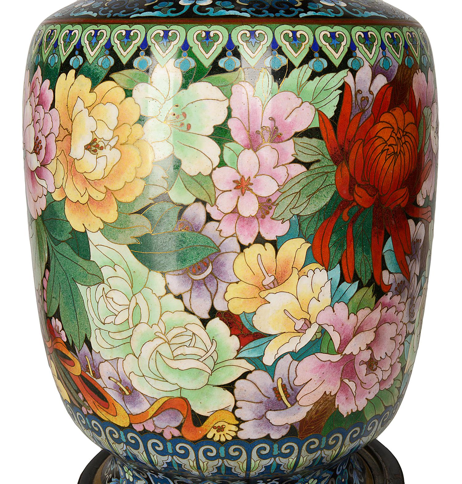 Paire de vases ou lampes japonais en émail cloisonné du début du XXe siècle 6