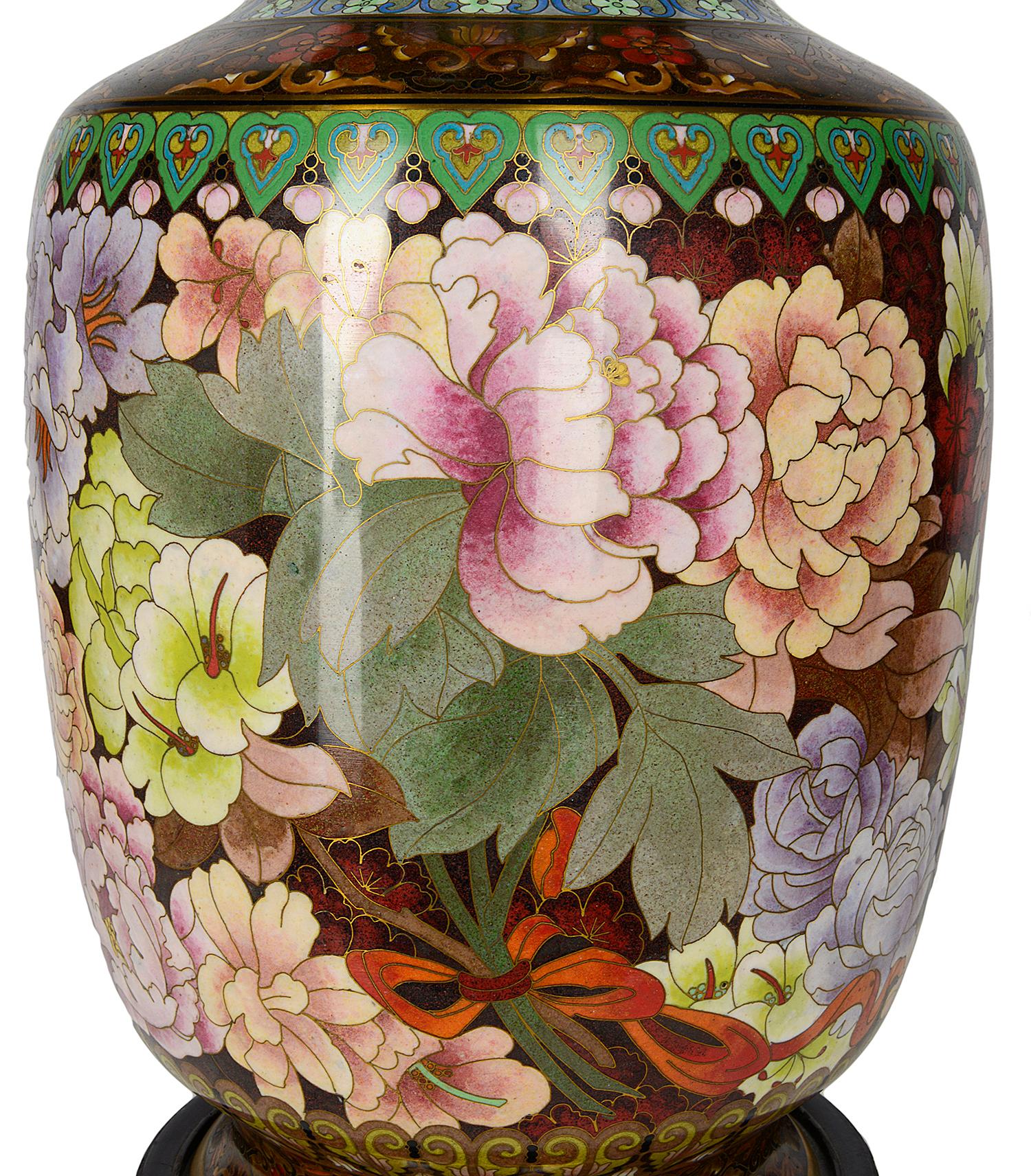 Paire de vases ou lampes en émail cloisonné japonais du début du 20e siècle. Chacun d'entre eux possède une magnifique décoration florale.
