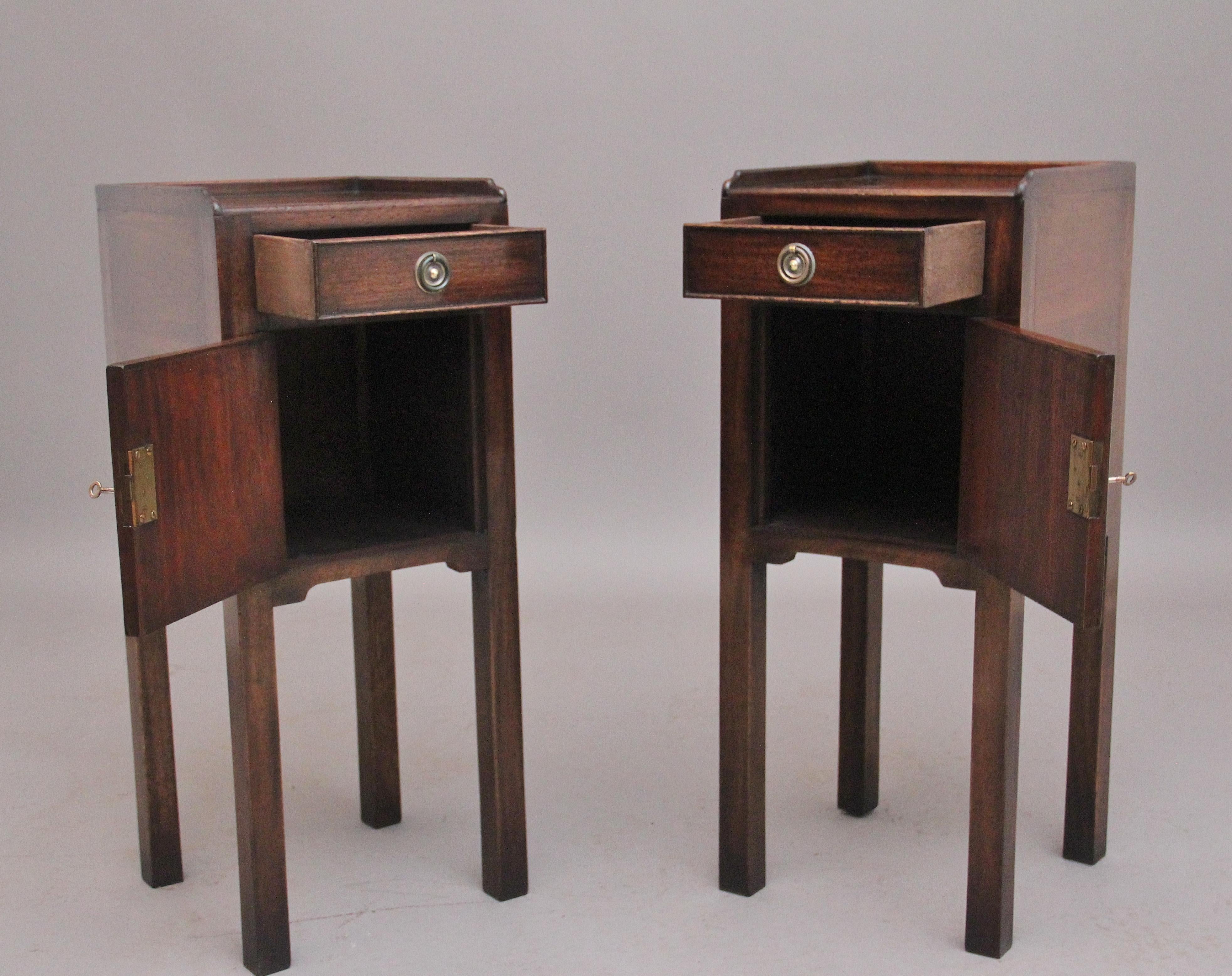 Una bella coppia di comodini in mogano dell'inizio del XX secolo, i cui piani presentano una galleria a tre quarti sopra un singolo cassetto rivestito in Oak con la maniglia ad anello originale in ottone, un'anta dell'armadio con cerniera che si