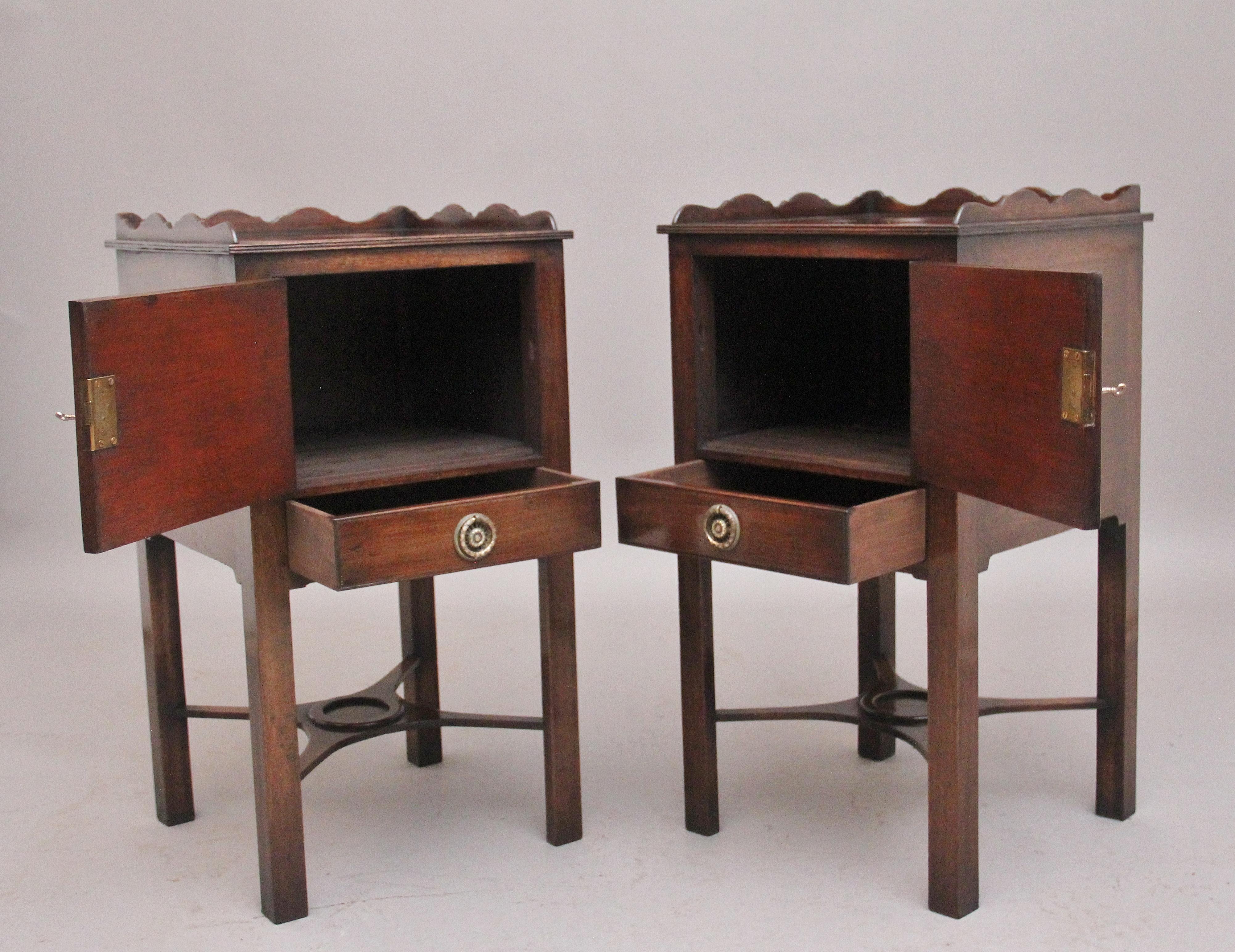 Une belle paire d'armoires de chevet décoratives en acajou du début du 20ème siècle, avec de beaux plateaux figurés comportant une galerie en forme de trois quarts au-dessus d'une porte d'armoire à charnière s'ouvrant pour révéler un grand espace de