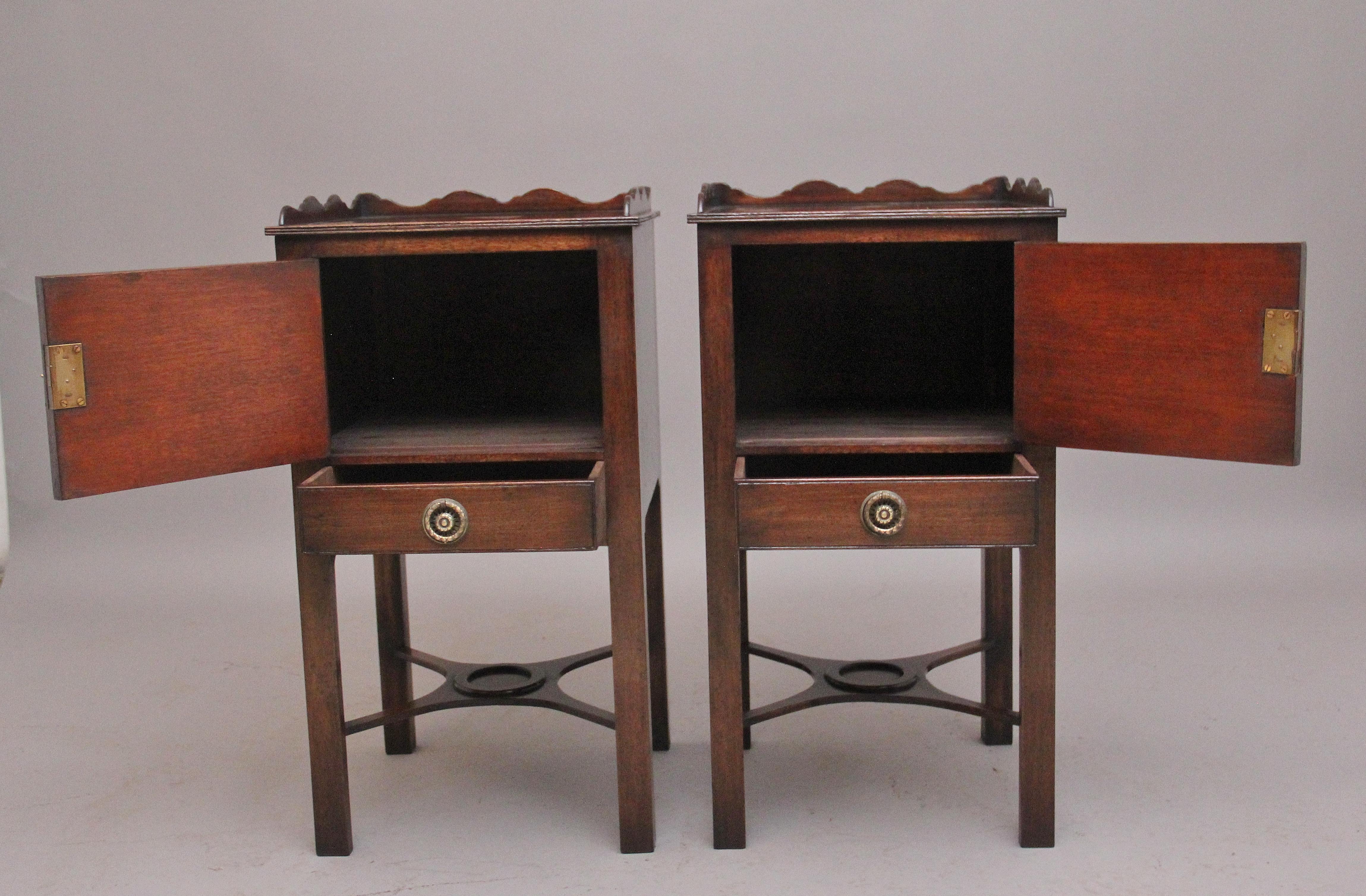 Britannique Paire de tables de chevet en acajou du début du 20e siècle en vente