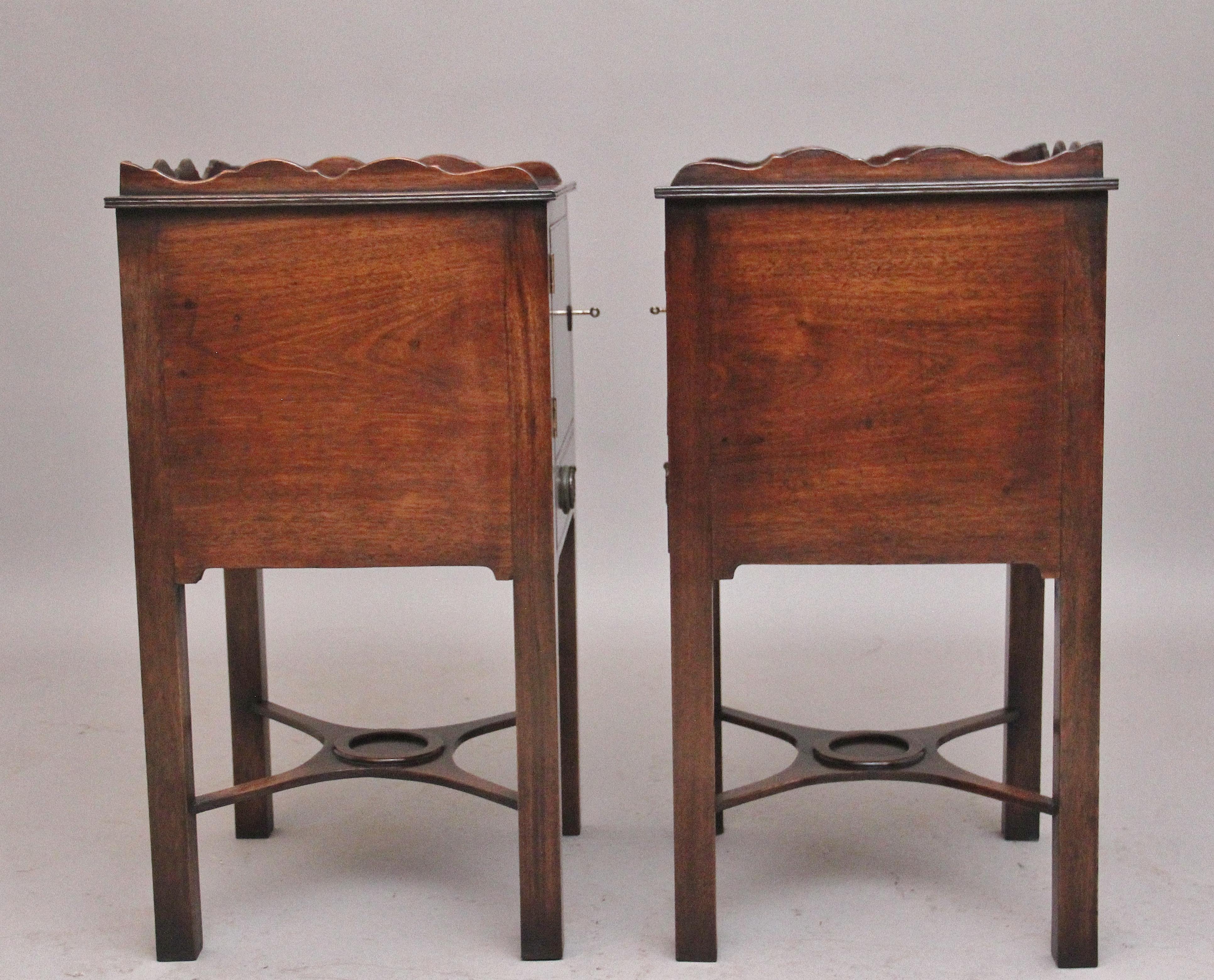 Paire de tables de chevet en acajou du début du 20e siècle Bon état - En vente à Martlesham, GB