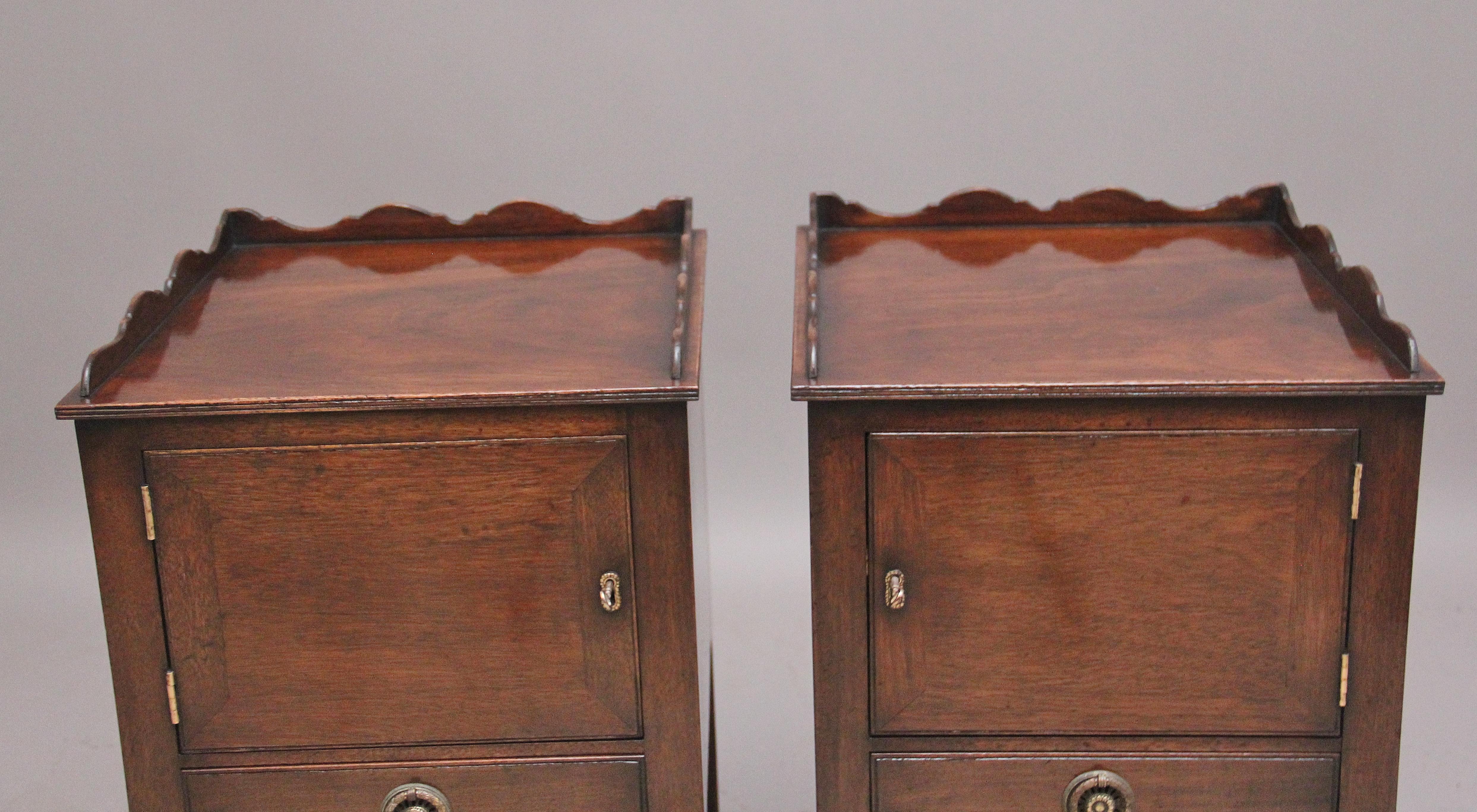 Paire de tables de chevet en acajou du début du 20e siècle en vente 2