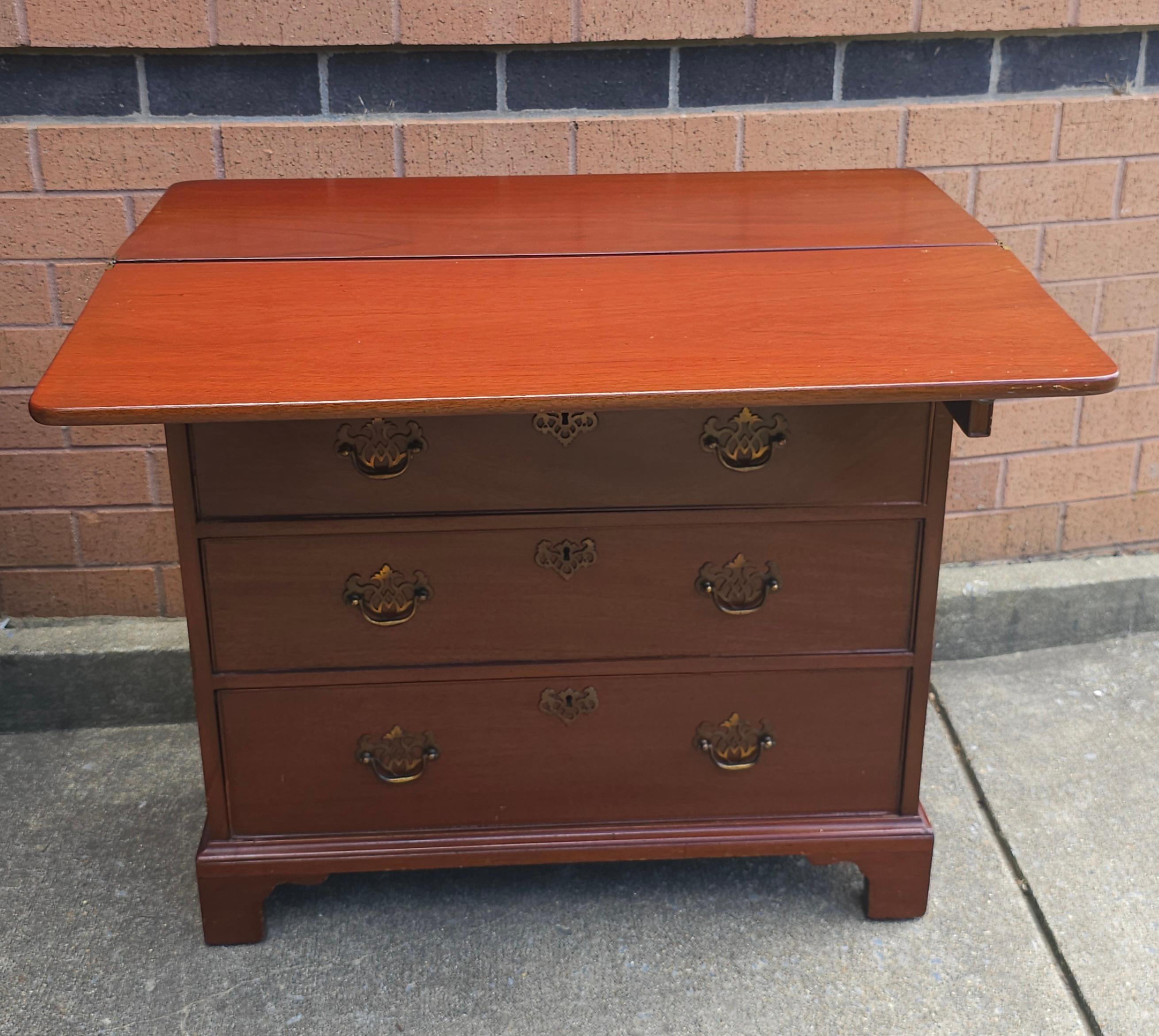 Bachelor's Secretary Chest aus Mahagoni im Manor House-Stil des frühen 20. Jahrhunderts, Paar im Angebot 7