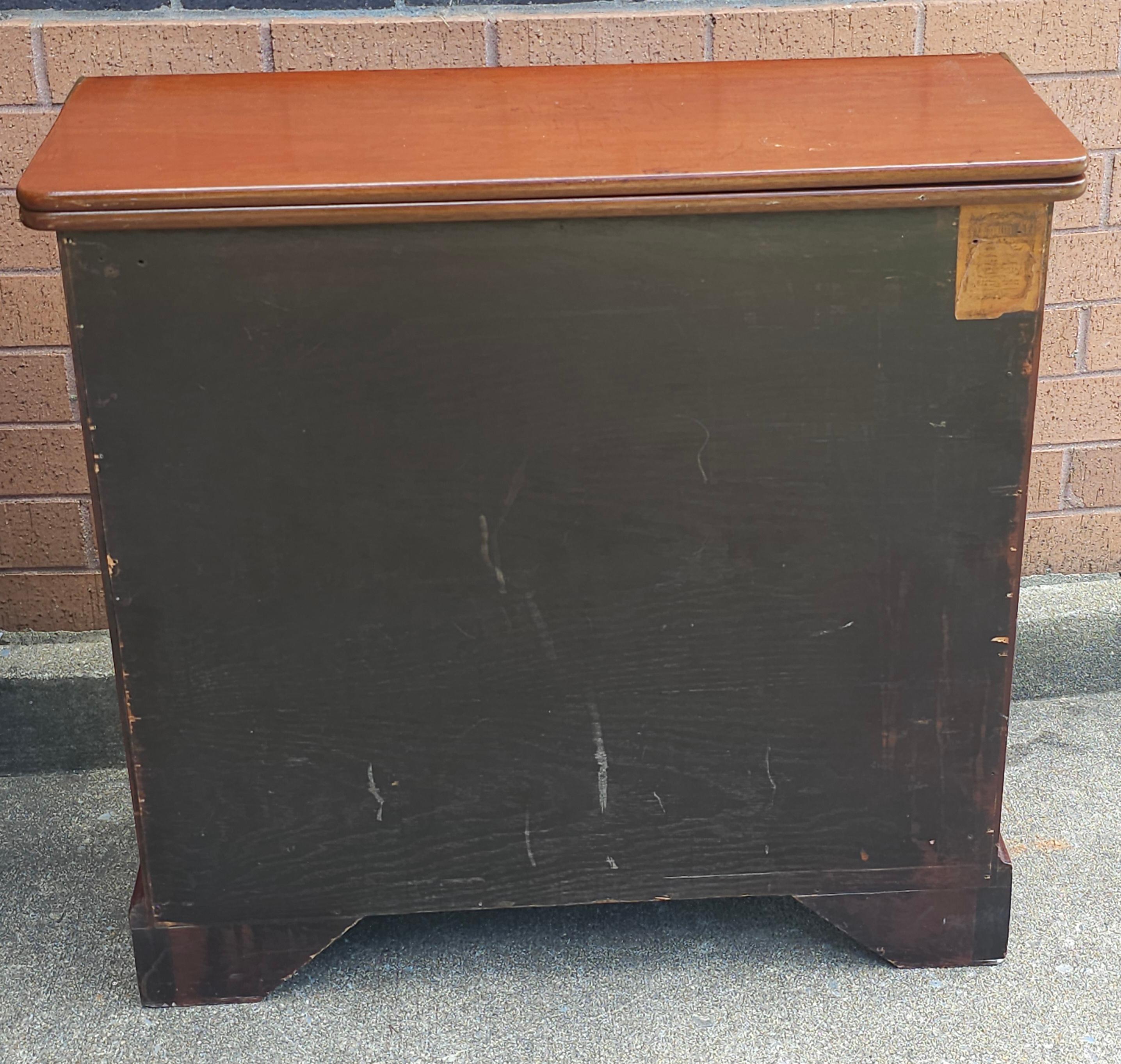Bachelor's Secretary Chest aus Mahagoni im Manor House-Stil des frühen 20. Jahrhunderts, Paar im Angebot 8