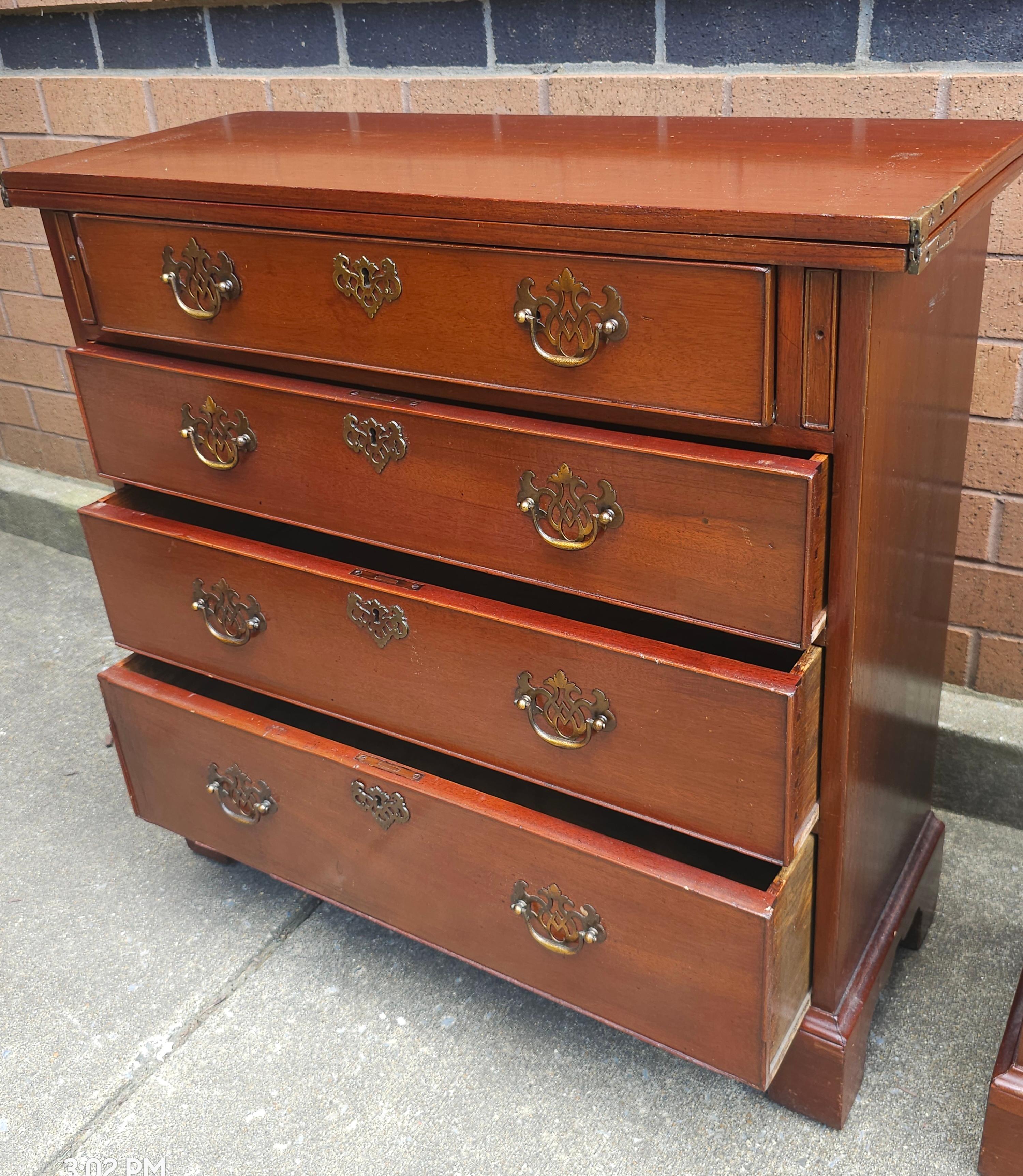 Bachelor's Secretary Chest aus Mahagoni im Manor House-Stil des frühen 20. Jahrhunderts, Paar im Angebot 13